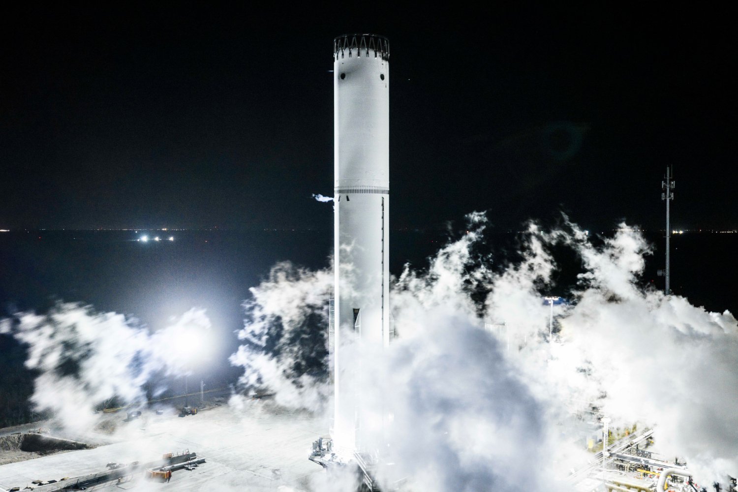 Le booster Super Heavy pendant le test de résistance cryogénique. ©SpaceX