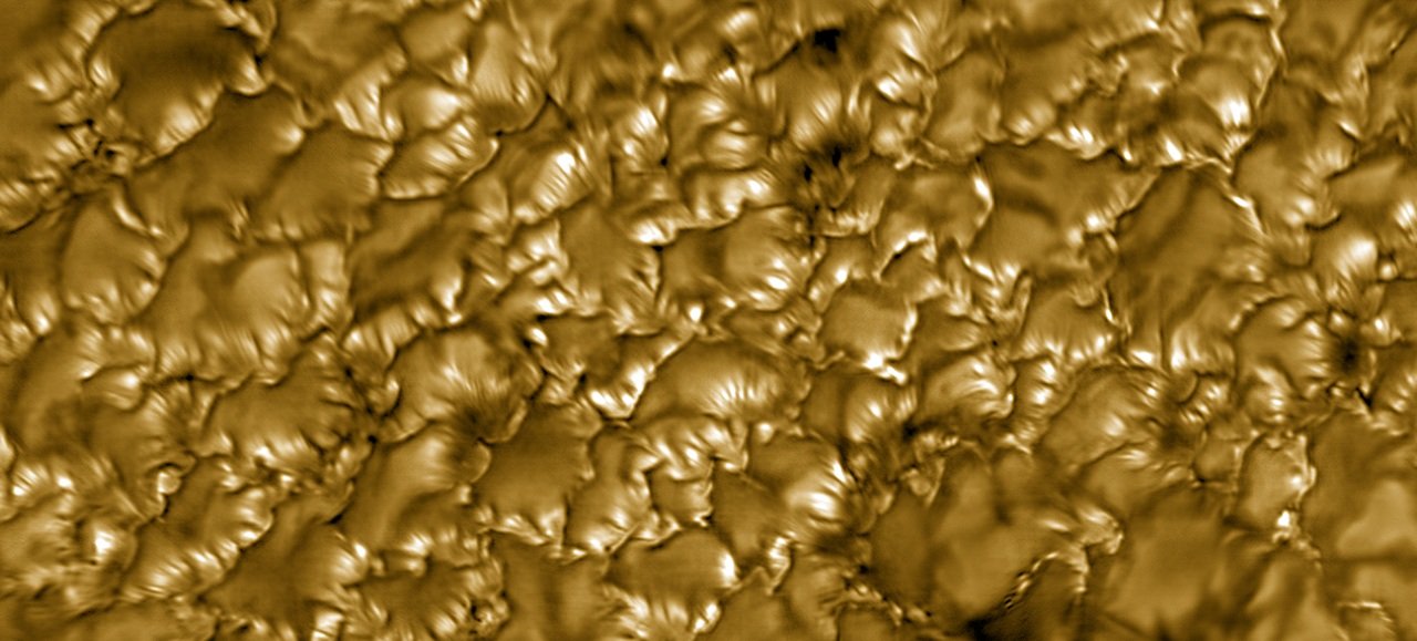 La vue la plus nette jamais observée de la surface du Soleil, obtenue grâce au télescope solaire Inouye de la NSF, révèle des "rayures" magnétiques ultrafines, appelées stries, d'à peine 20 kilomètres de large - ©NSF/NSO/AURA