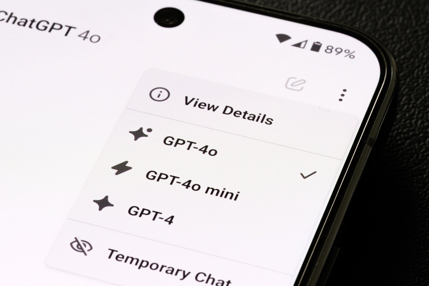 De nombreux utilisateurs de ChatGPT regrettent GPT-4o. ©mundissima / Shutterstock