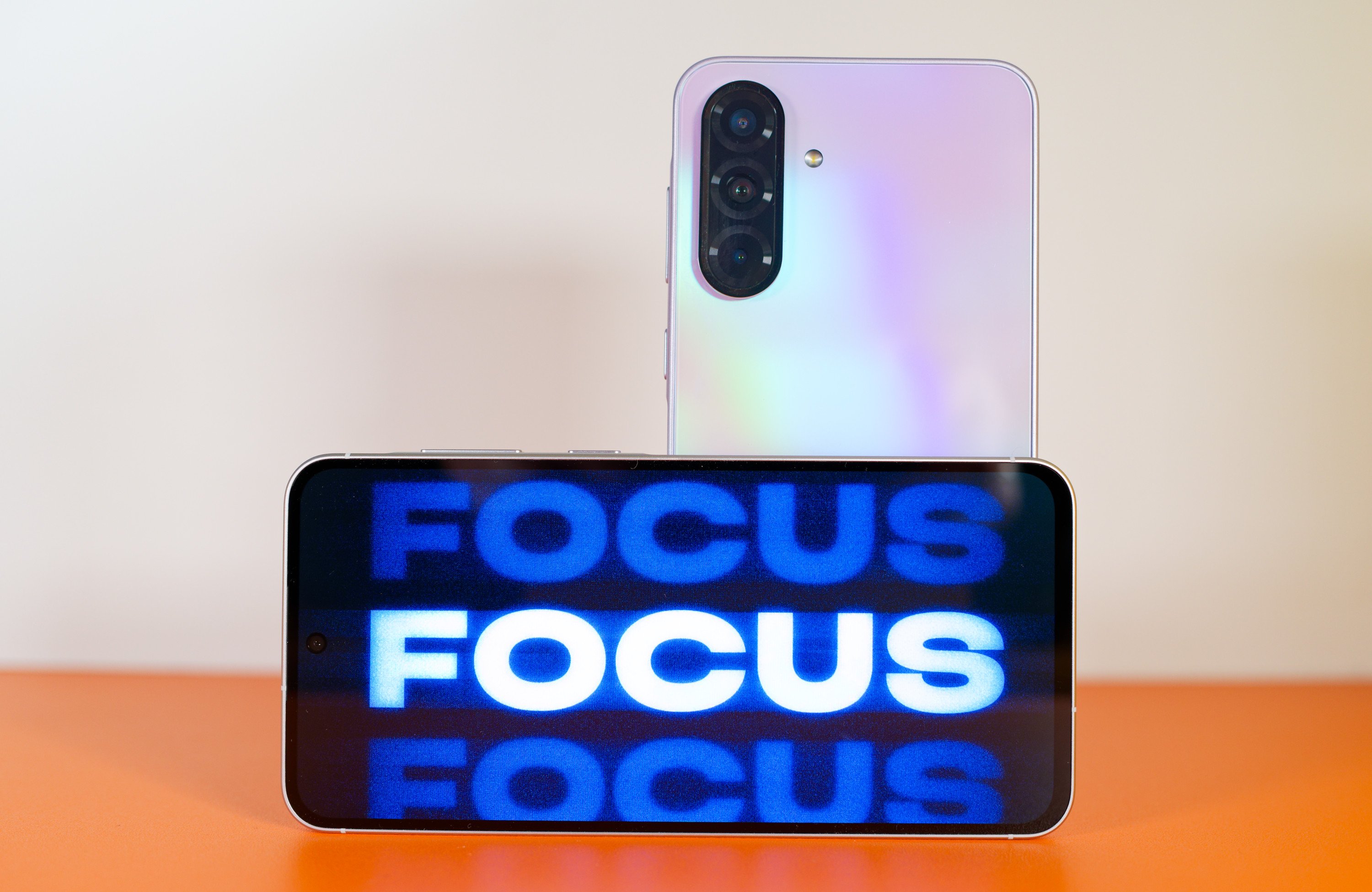 Samsung Galaxy A56 au premier plan, A36 en arrière-plan. ©Marc Mitrani pour Clubic