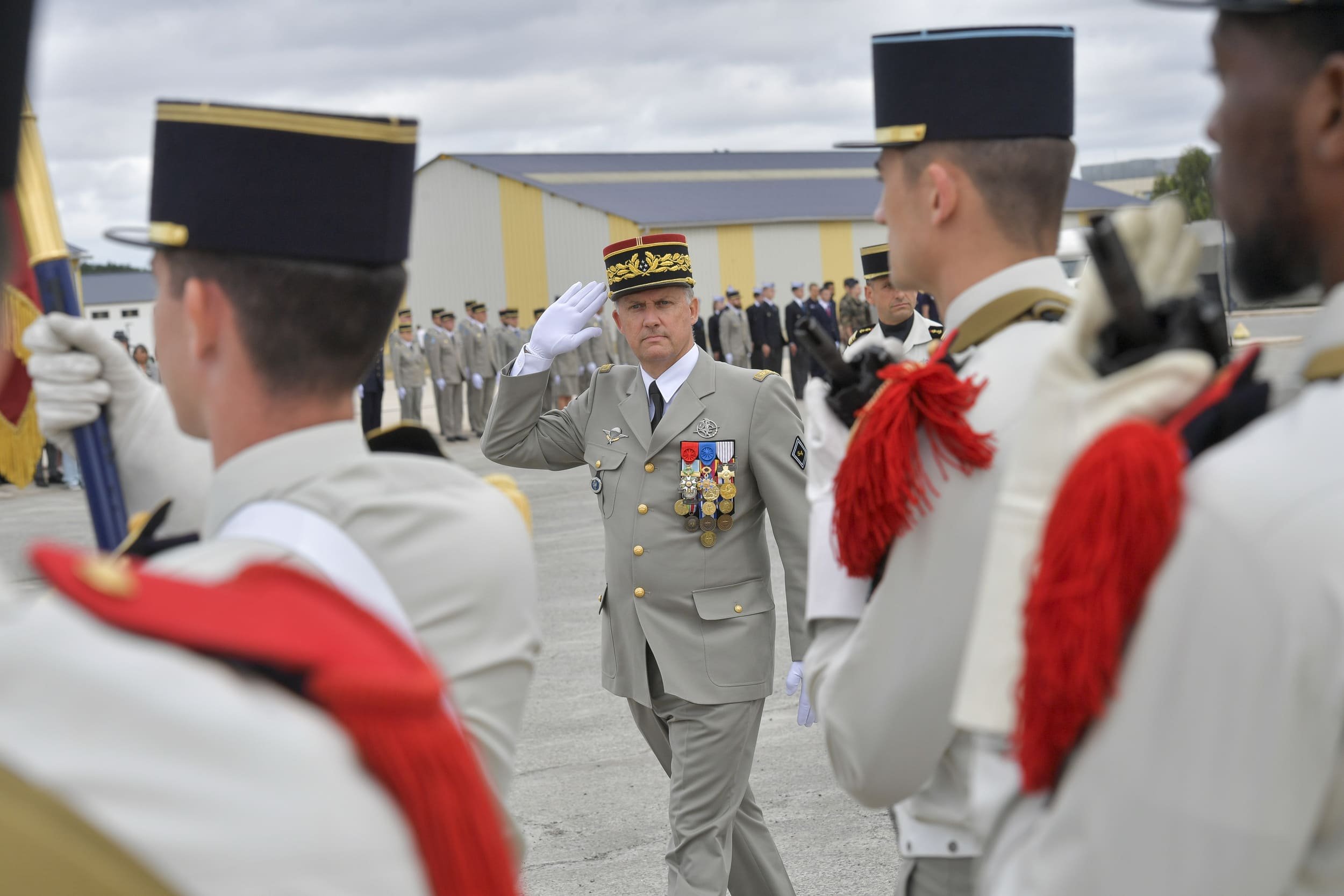 Le général de corps d'armée Aymeric Bonnemaison, Commandant de la cyberdéfense, salue ses troupes © SIPA