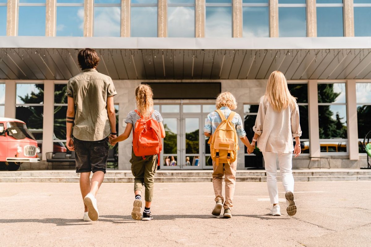 Nombreux sont les parents qui iront consulter la liste des éleves par classe à la rentrée, devant l'école de leurs enfants - ©Inside Creative House / Shutterstock