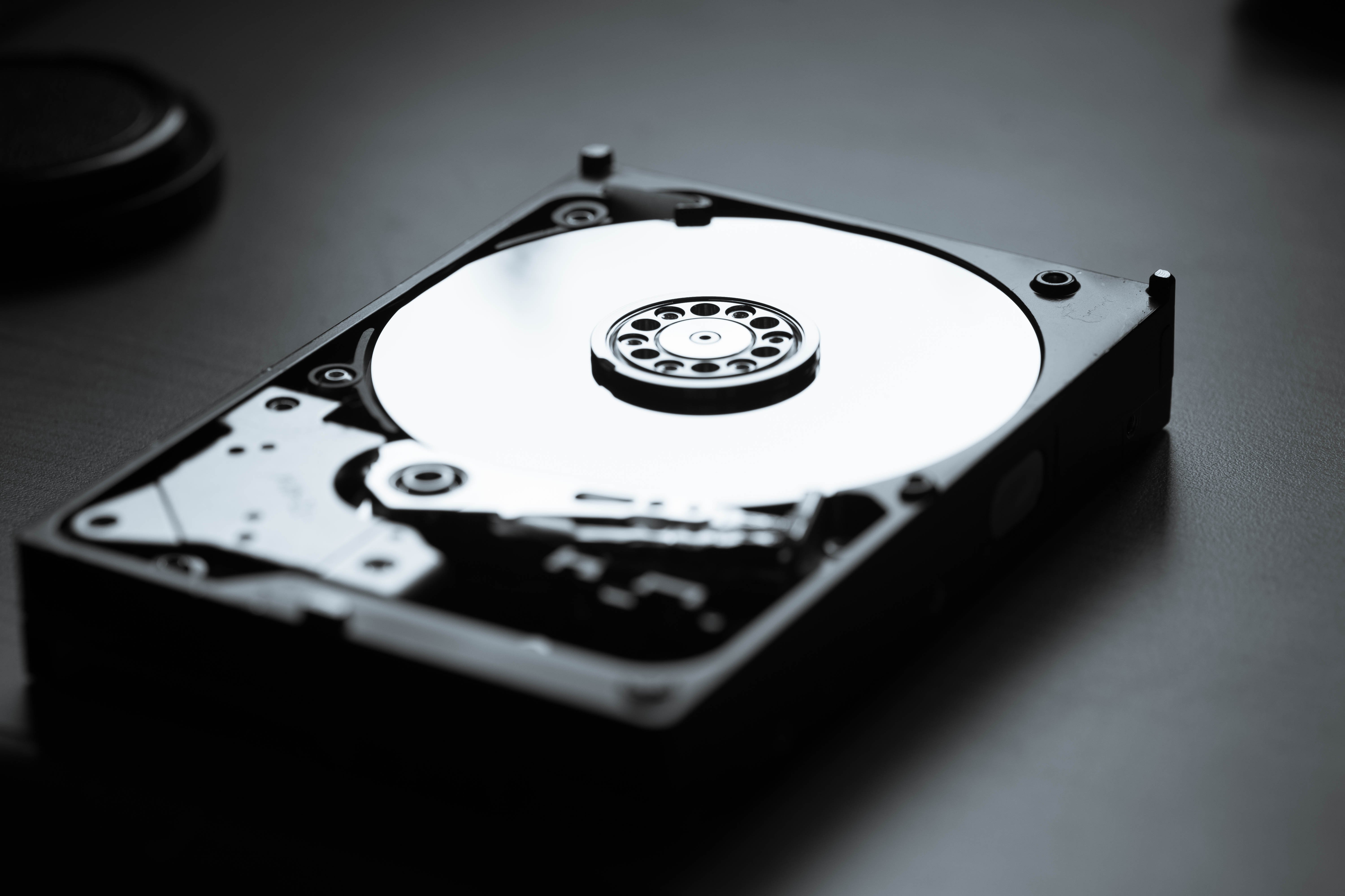 Les disques durs (HDD) ont été inventés par IBM en 1956, une technologie qui commence à prendre un sacré coup de vieux. © Wilson Chong Chun Ho / Shutterstock