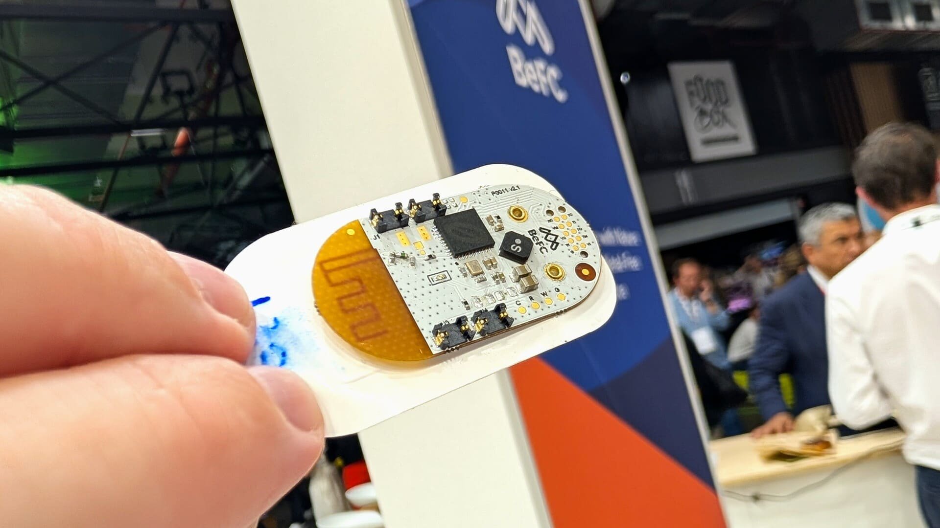La pile BeFC intégrée à une plateforme électronique complète, avec ses composants (puce, connecteurs, antenne) apparents. C'est cette brique qui permet de mesurer et transmettre les données, via Bluetooth ou NFC notamment. © Alexandre Boero / Clubic