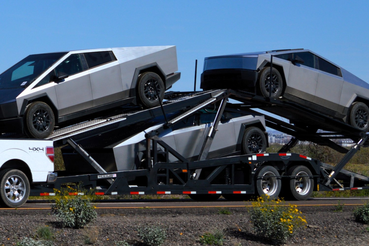 Des cybertrucks sont transportés par un autre véhicule aux États-Unis. ©Around the World Photos / Shutterstock