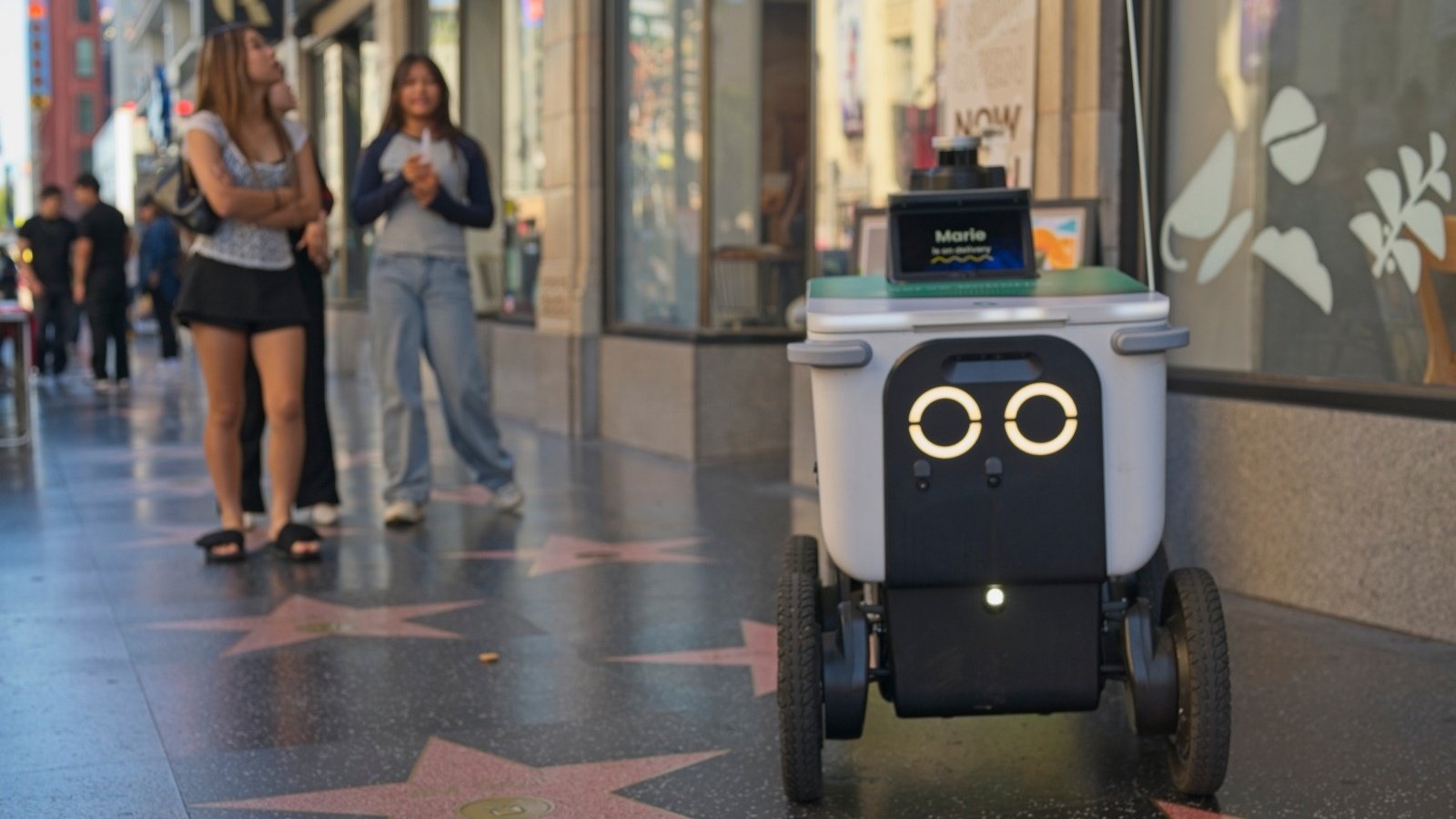Les robots de livraison autonomes vont bientôt pouvoir circuler sur les routes françaises - ©betto rodrigues / Shutterstock