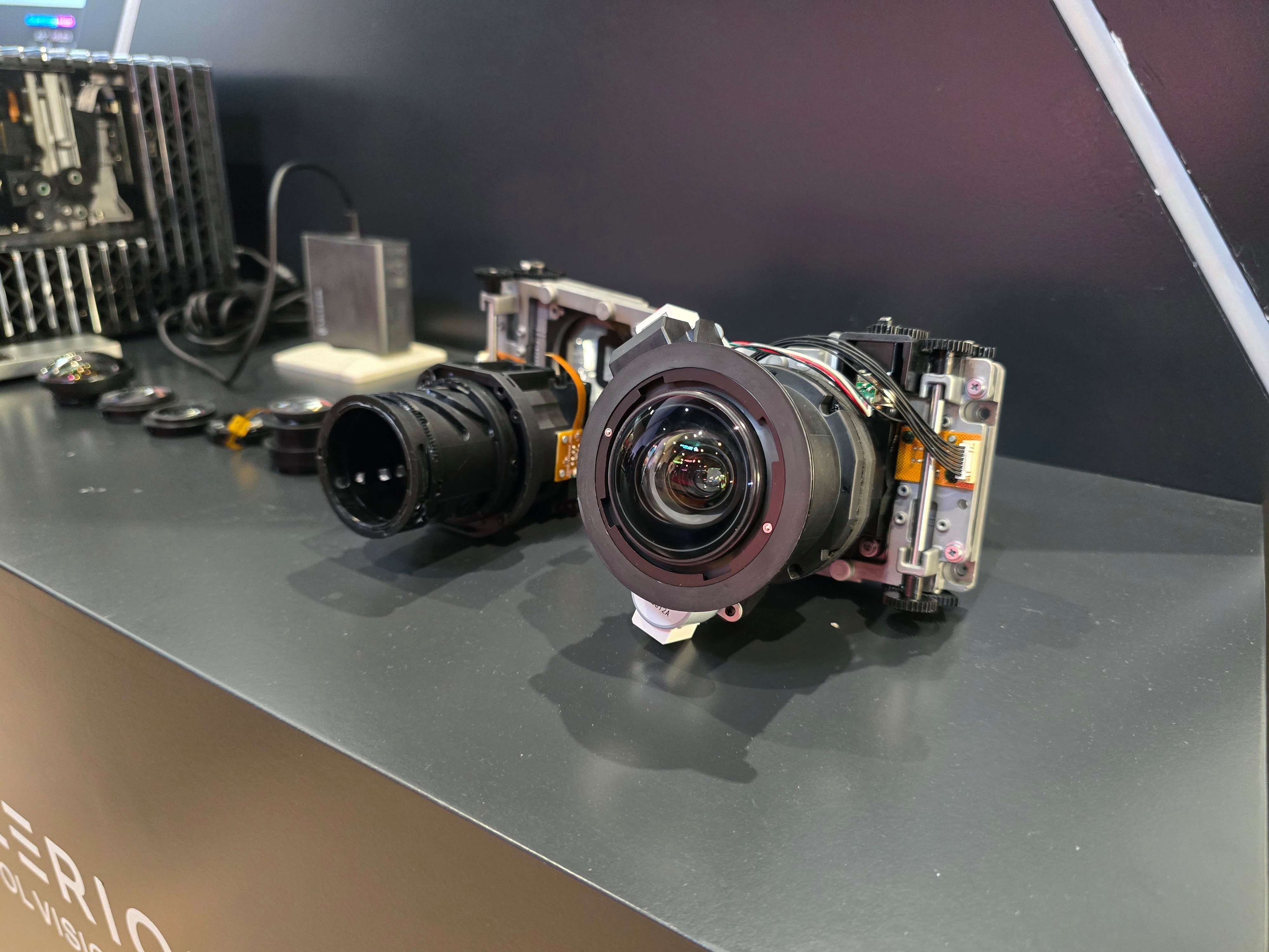 La structure de l’optique du VisionMaster Max révèle un bloc entièrement en verre à 14 éléments, monté sur un châssis mécanique robuste, pensé pour accueillir des lentilles interchangeables. © Matthieu Legouge