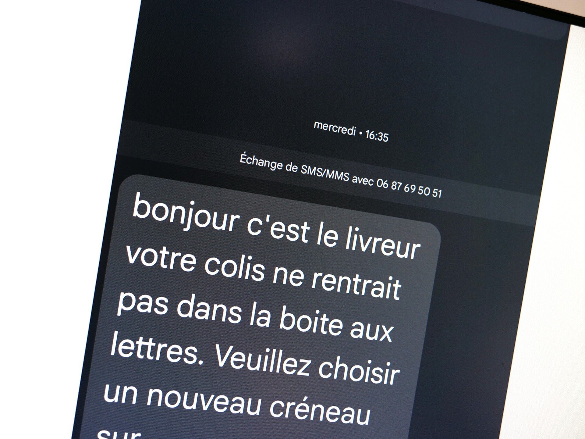 Les SMS frauduleux de passage du livreur sont à bloquer de toute urgence © Alexandre Boero / Clubic