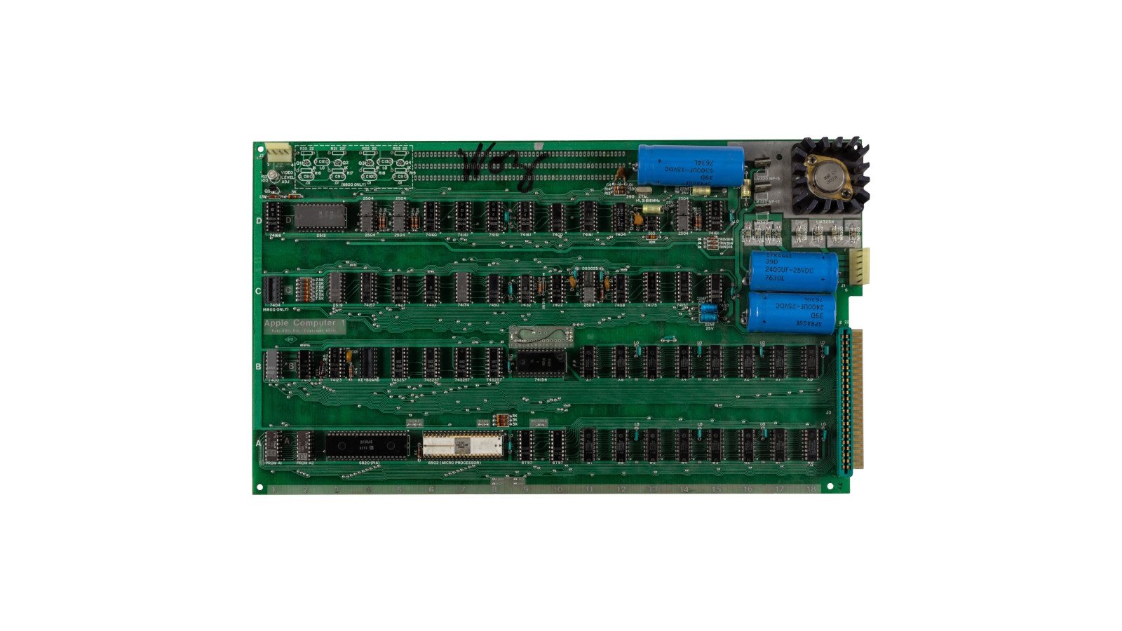 La fameuse carte mère de l'Apple 1 dédicacée par Steve Wozniak, alias Woz. ©Bonhams