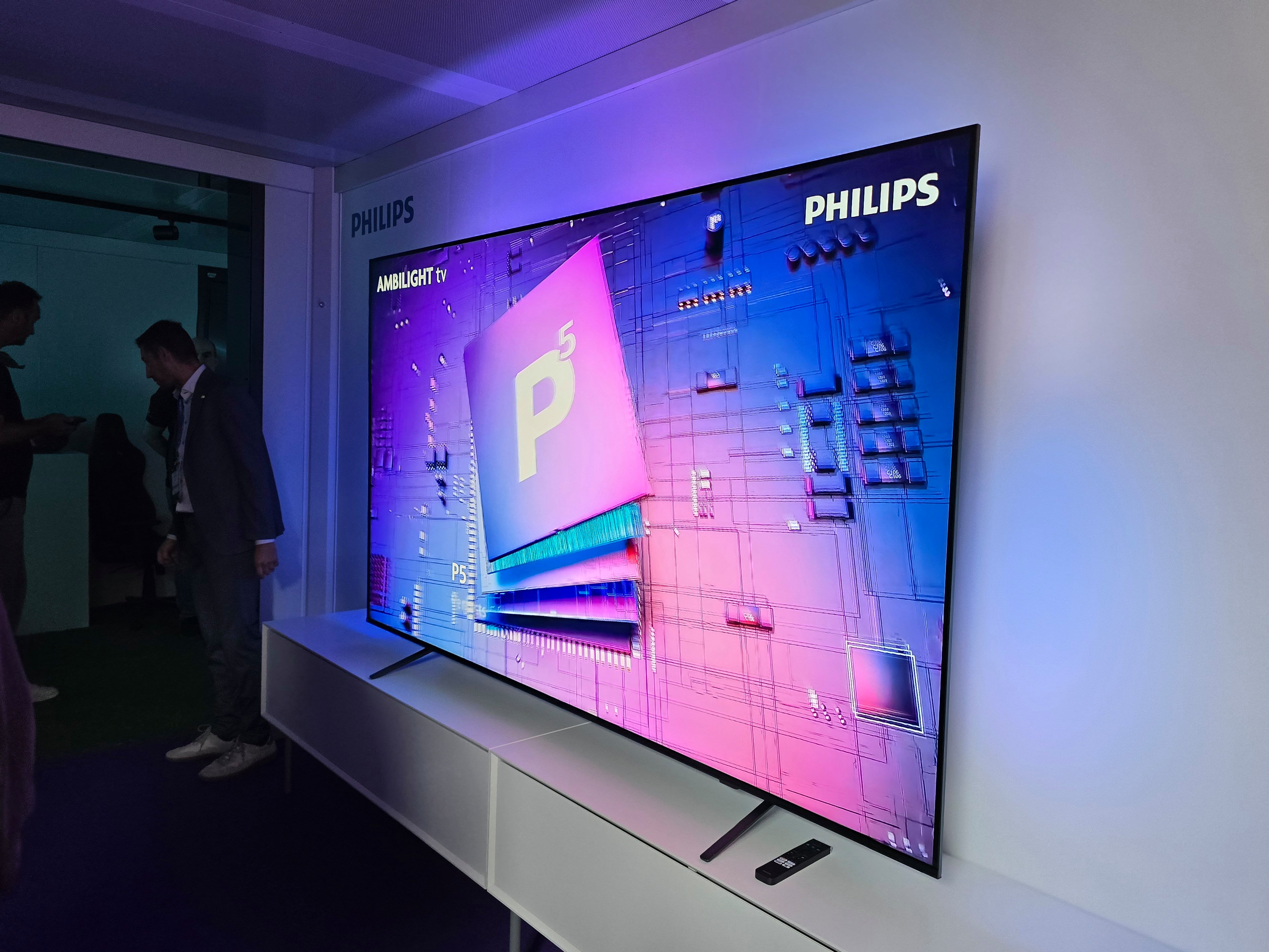 Le plus grand téléviseur Ambilight créé par Philips : 100 pouces ! © Matthieu Legouge