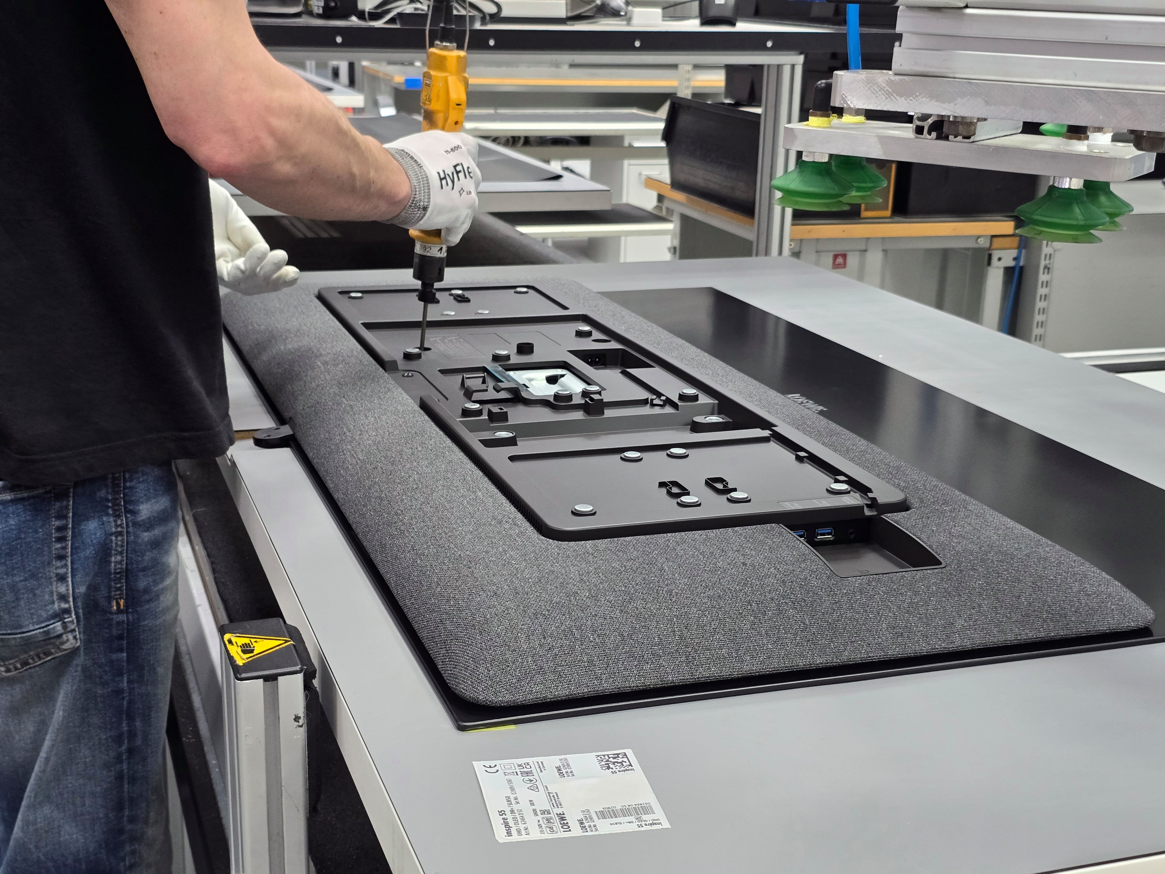 Assemblage d'un téléviseur OLED dans les usines de Loewe. © Matthieu Legouge