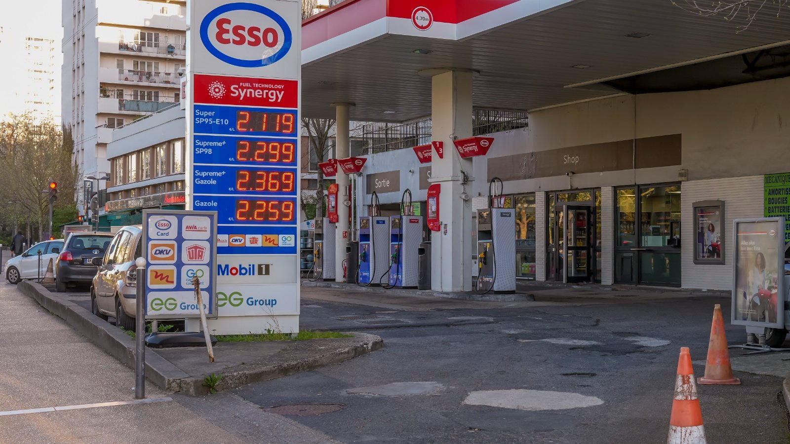 Les plafonds de revenus sont relevés à 2 050 euros nets par mois pour une personne seule, 4 070 euros pour un couple, 5 087 euros avec un enfant et 6 100 euros avec deux enfants - ©Franck Legros / Shutterstock