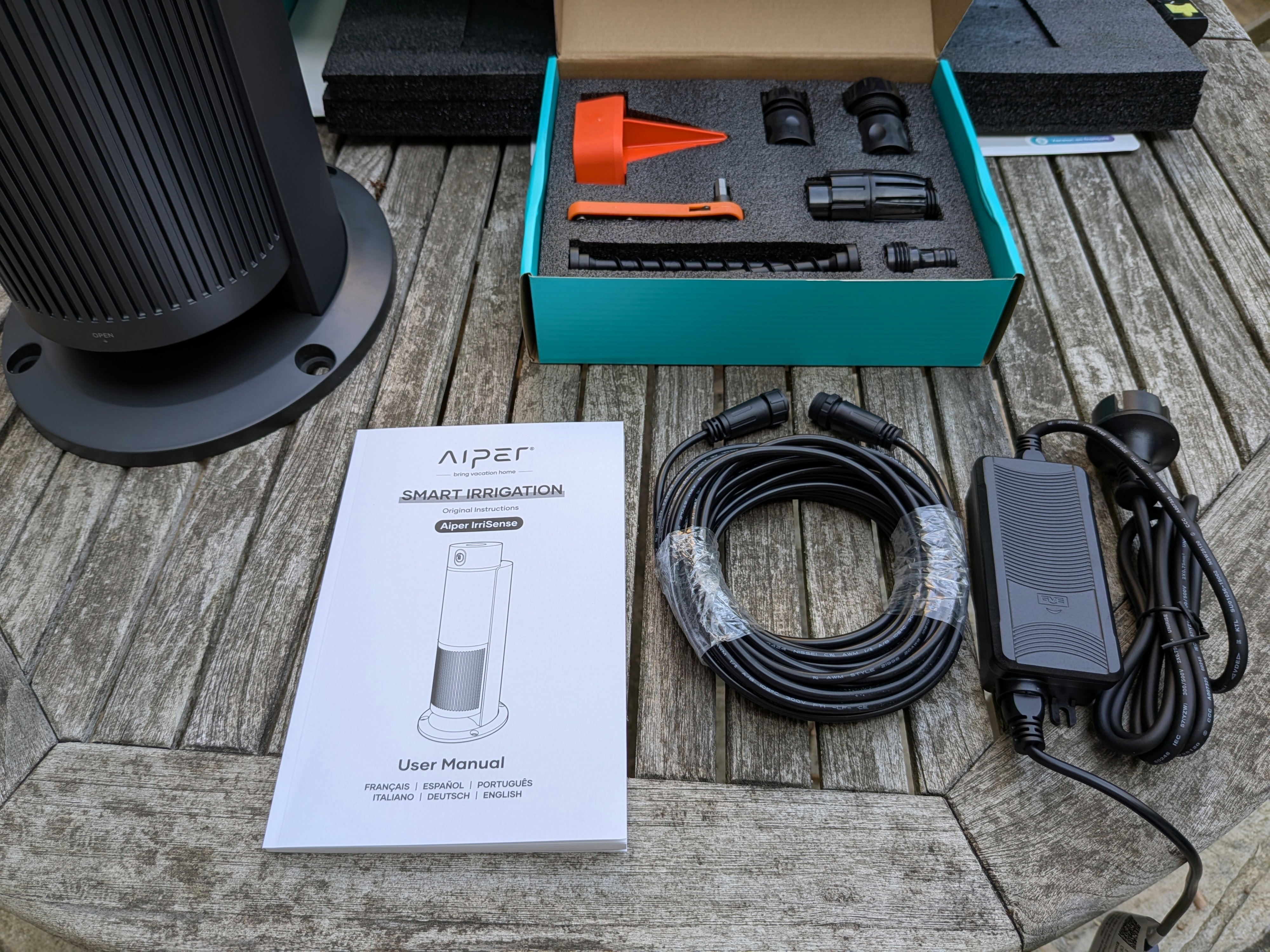 Les éléments livrés avec le robot Aiper IrriSense. ©Nicolas Guyot pour Clubic