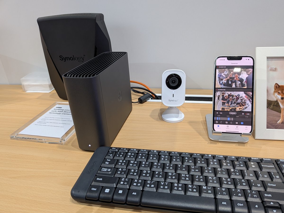Une grande partie de l'écosystème Synology est compatible avec le BeeStation Plus. On distingue ici la caméra CC400W. ©Nicolas Guyot pour Clubic