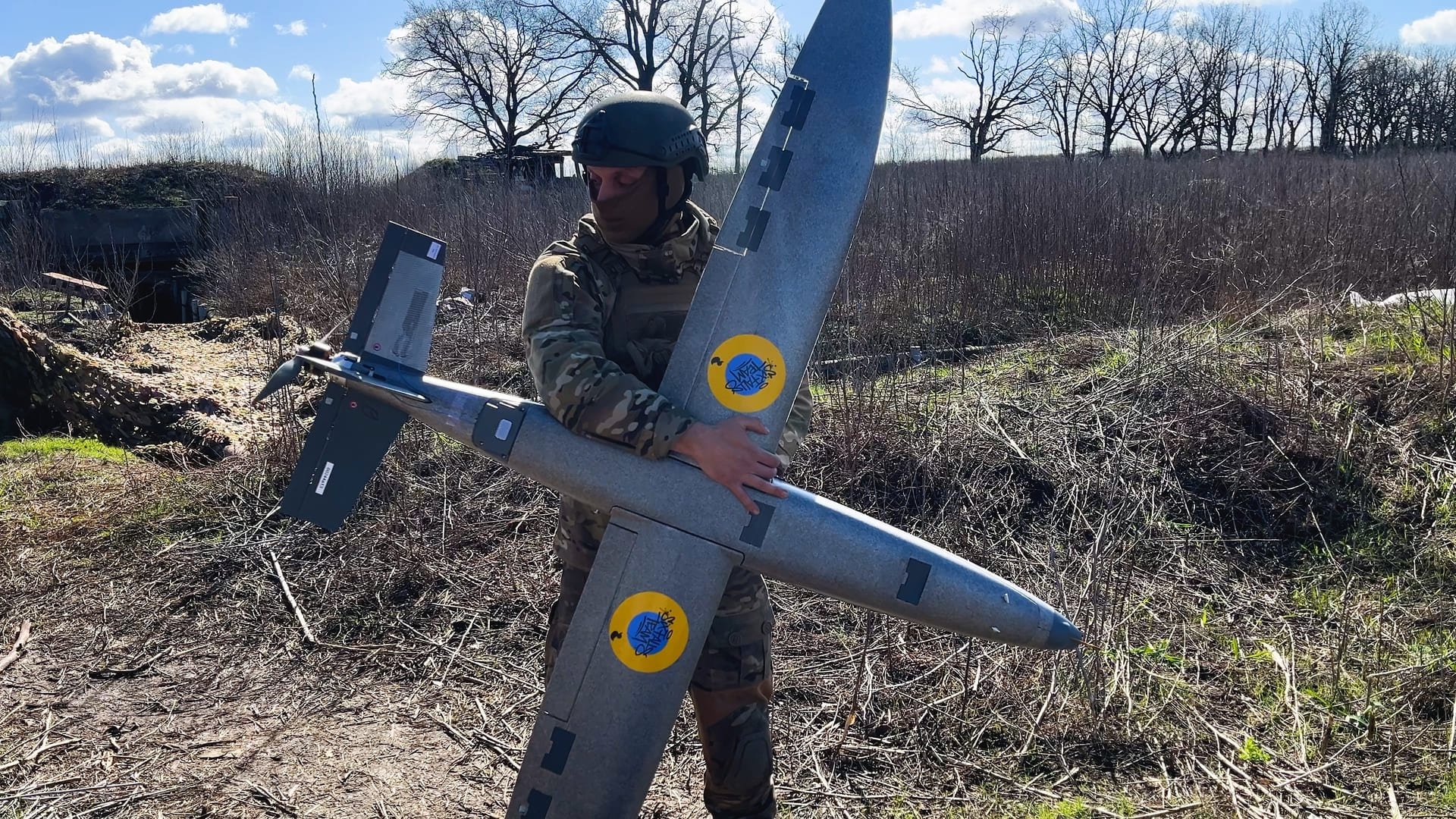 Un drone à longue portée dans les mains d'un soldat ukrainien. © Seneline / Shutterstock