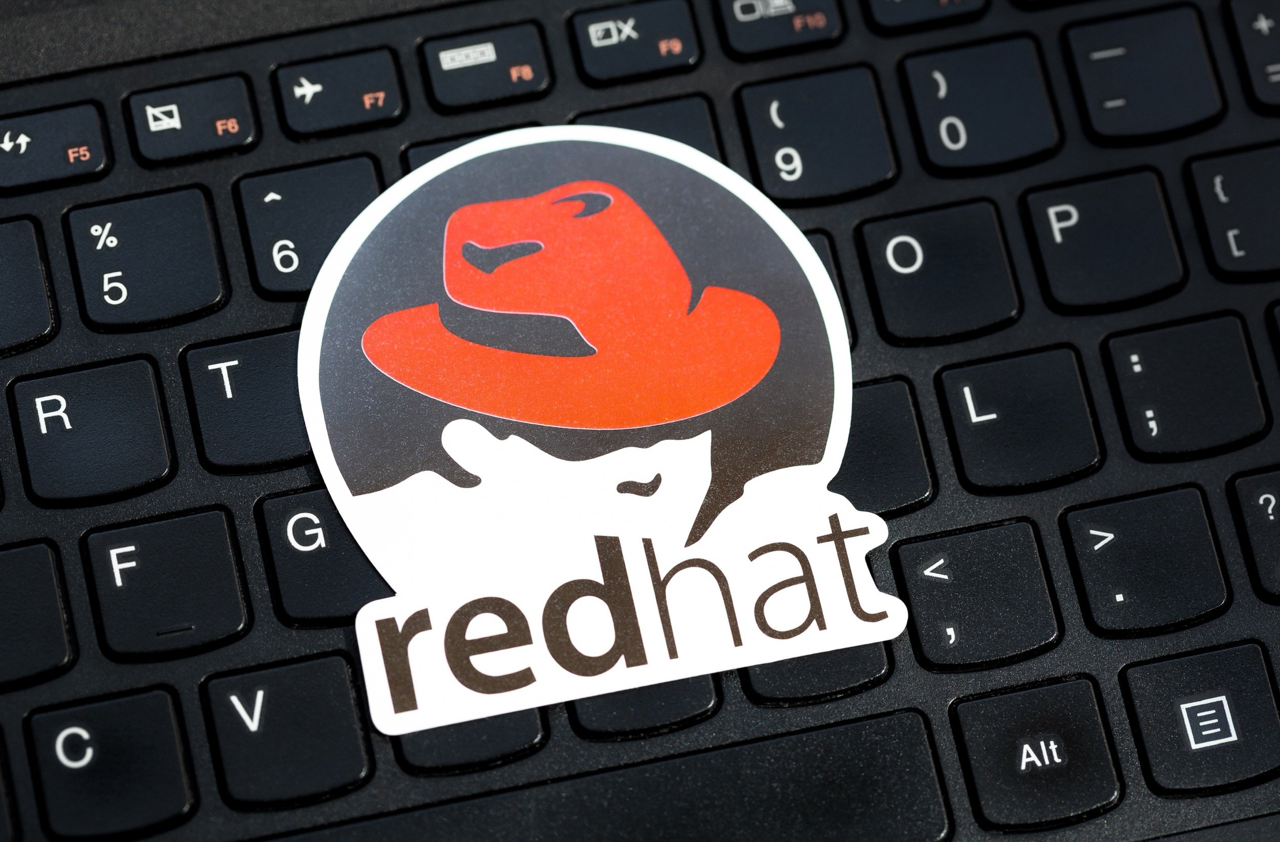 Red Hat confirme avoir été piraté, des données sensibles de clients ont fuité. © tomeqs / Shutterstock