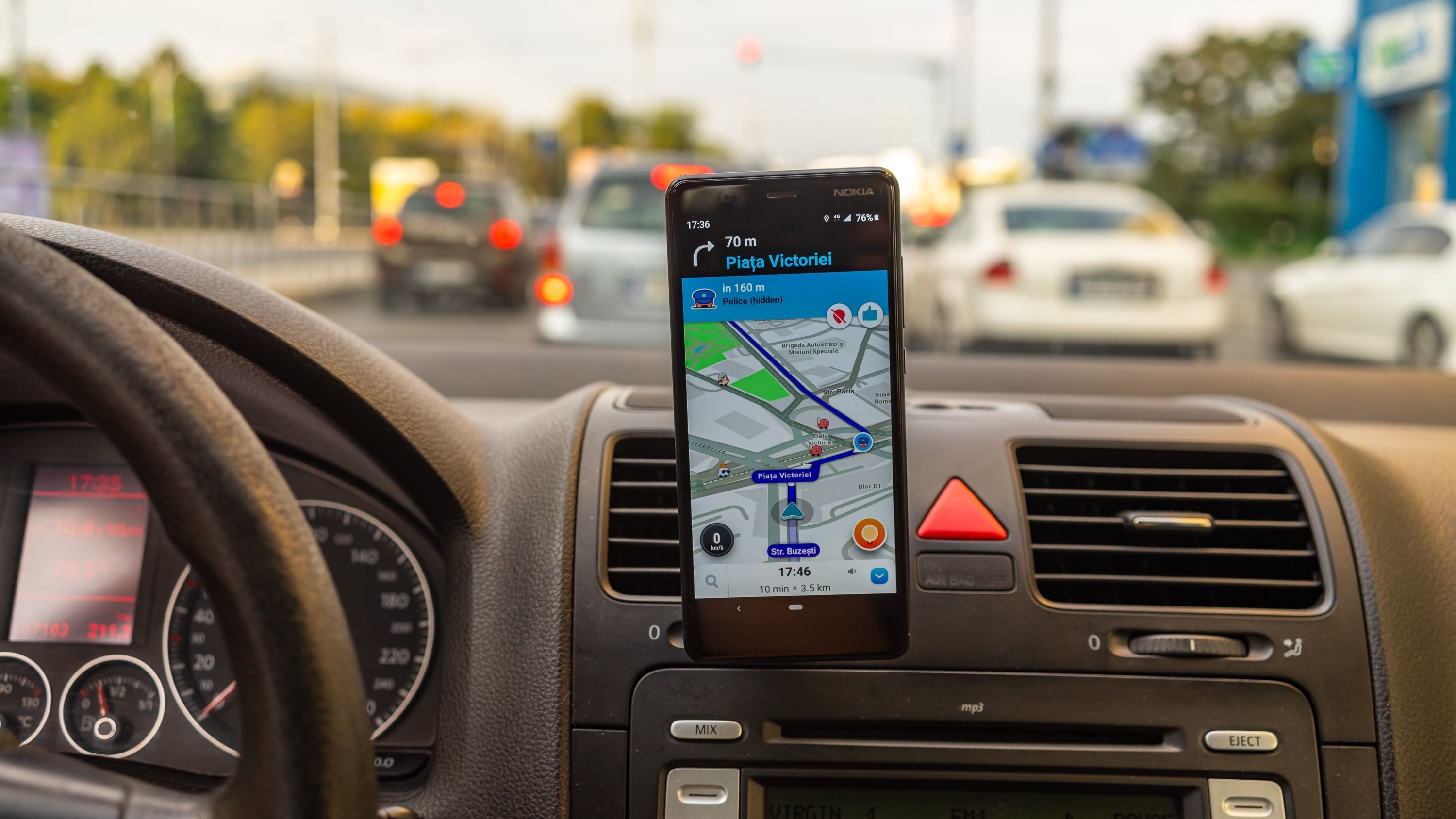 Google Assistant tire sa révérence sur l'application Waze pour iOS. © Vlad Ispas / Shutterstock.com
