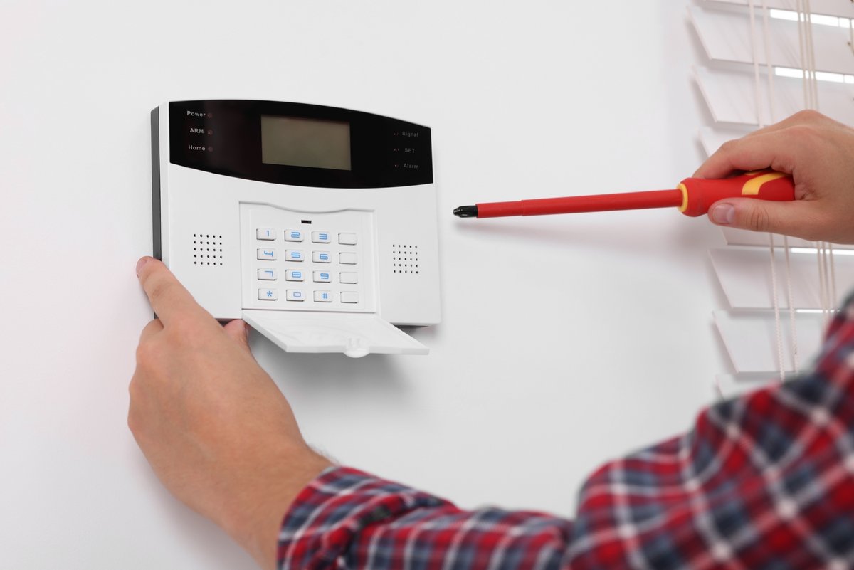 Une alarme maison nécessite une installation par un professionnel. ©New Africa / Shutterstock