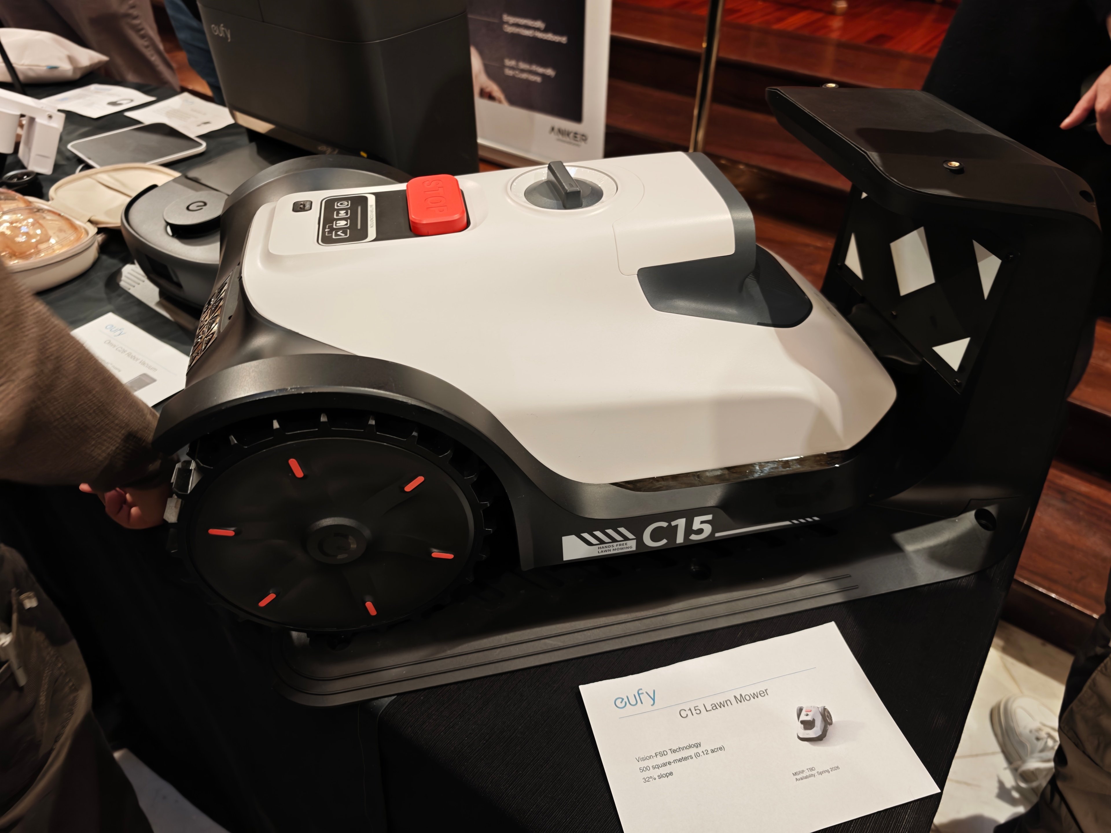 Une petite tondeuse robot pour les terrains de moins de 500 m2 ©Colin Golberg pour Clubic