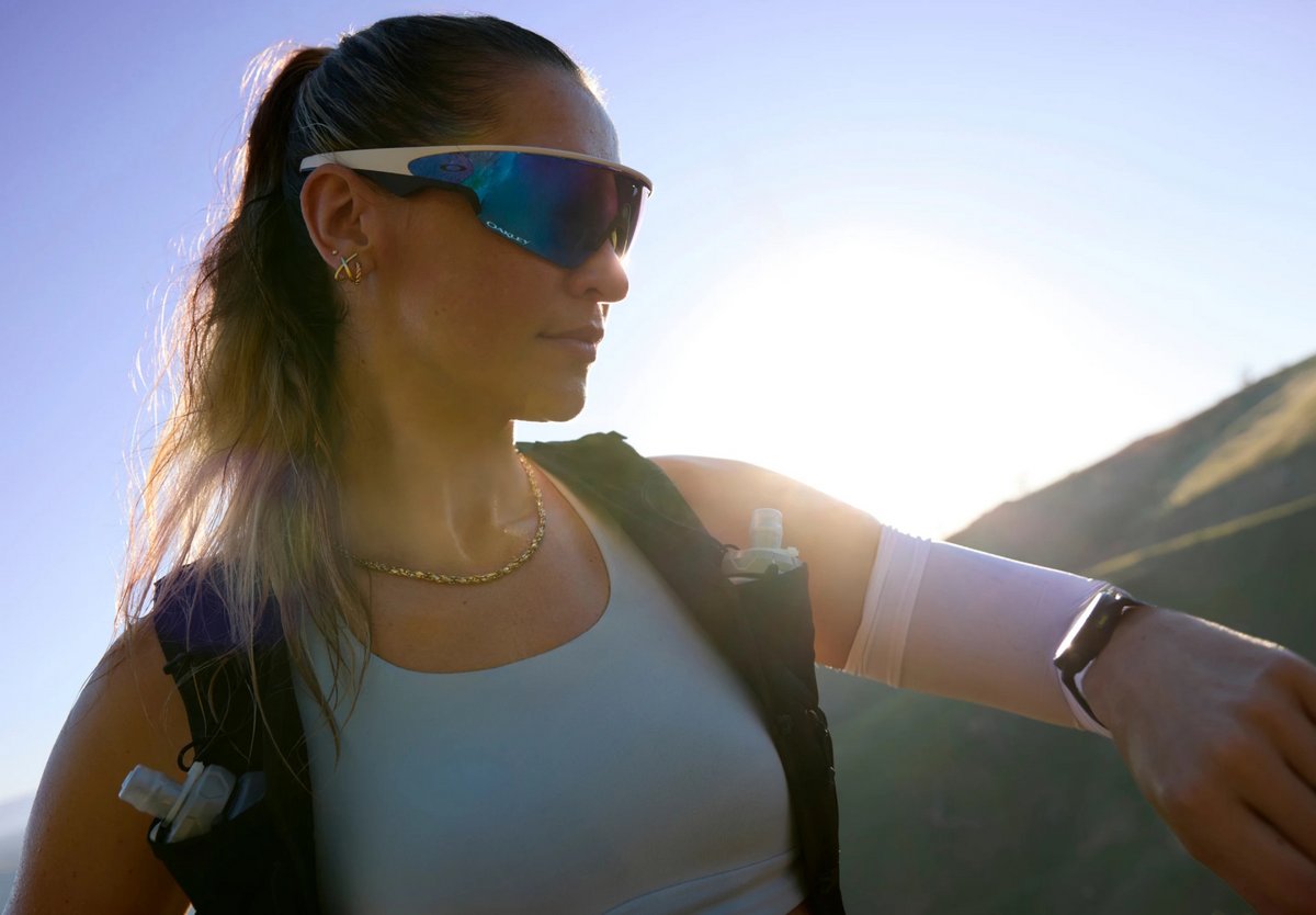 Sous leur look résolument sportif, les Meta Vanguard cachent une caméra 4K, des haut-parleurs à conduction ouverte et cinq microphones. ©Oakley