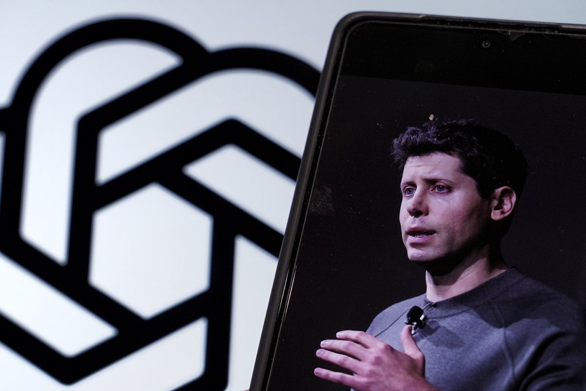 Sam Altman et le logo de ChatGPT. ©DIA TV / Shutterstock