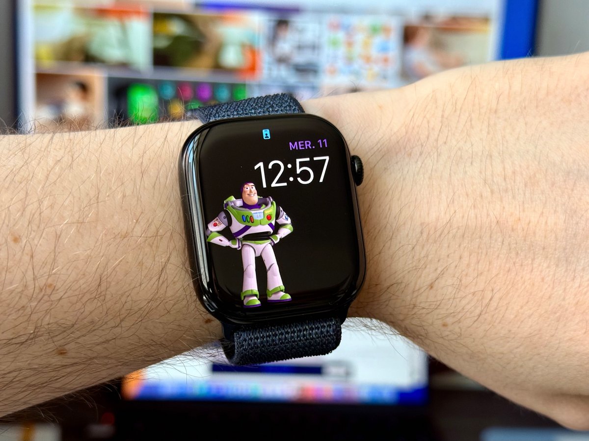 Woody et Buzz vont devoir faire leurs bagages avec watchOS 26 © Mathieu Grumiaux pour Clubic