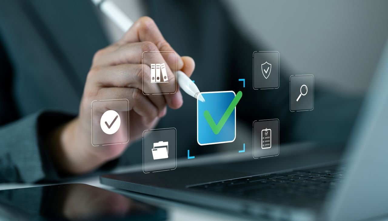 Consultez régulièrement les sites officiels de la CNIL, Bpifrance, et vos chambres consulaires pour recevoir des alertes et guides pratiques - ©bixstock / Shutterstock