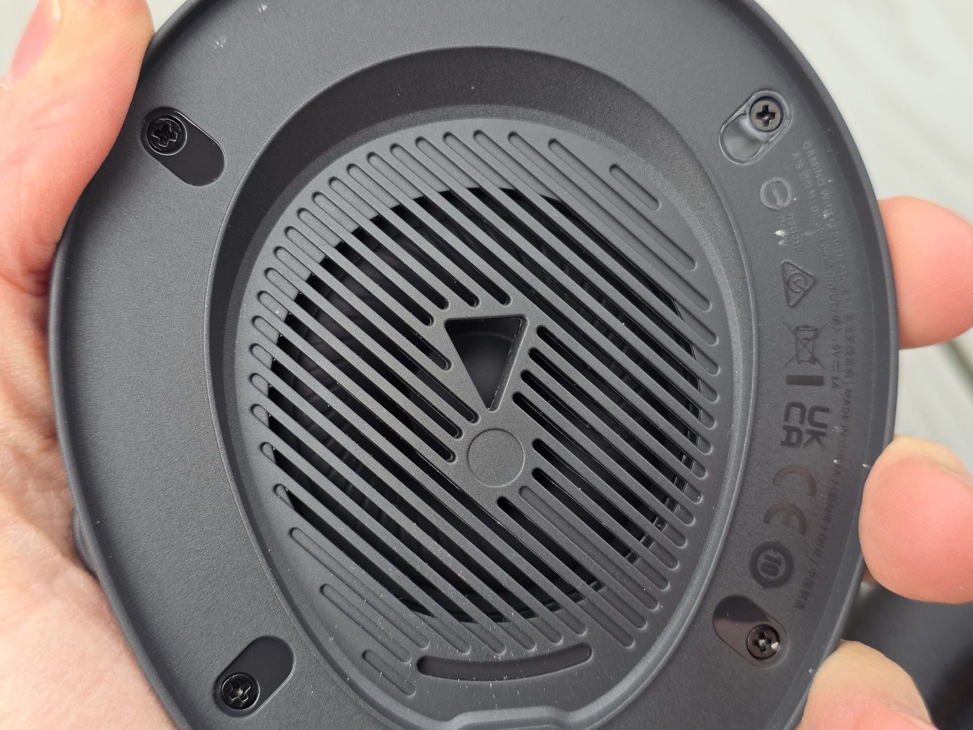 Caché derrière sa grille, l'imposant transducteur de 50 mm avec membrane revêtue de carbone © Guillaume Fourcadier pour Clubic