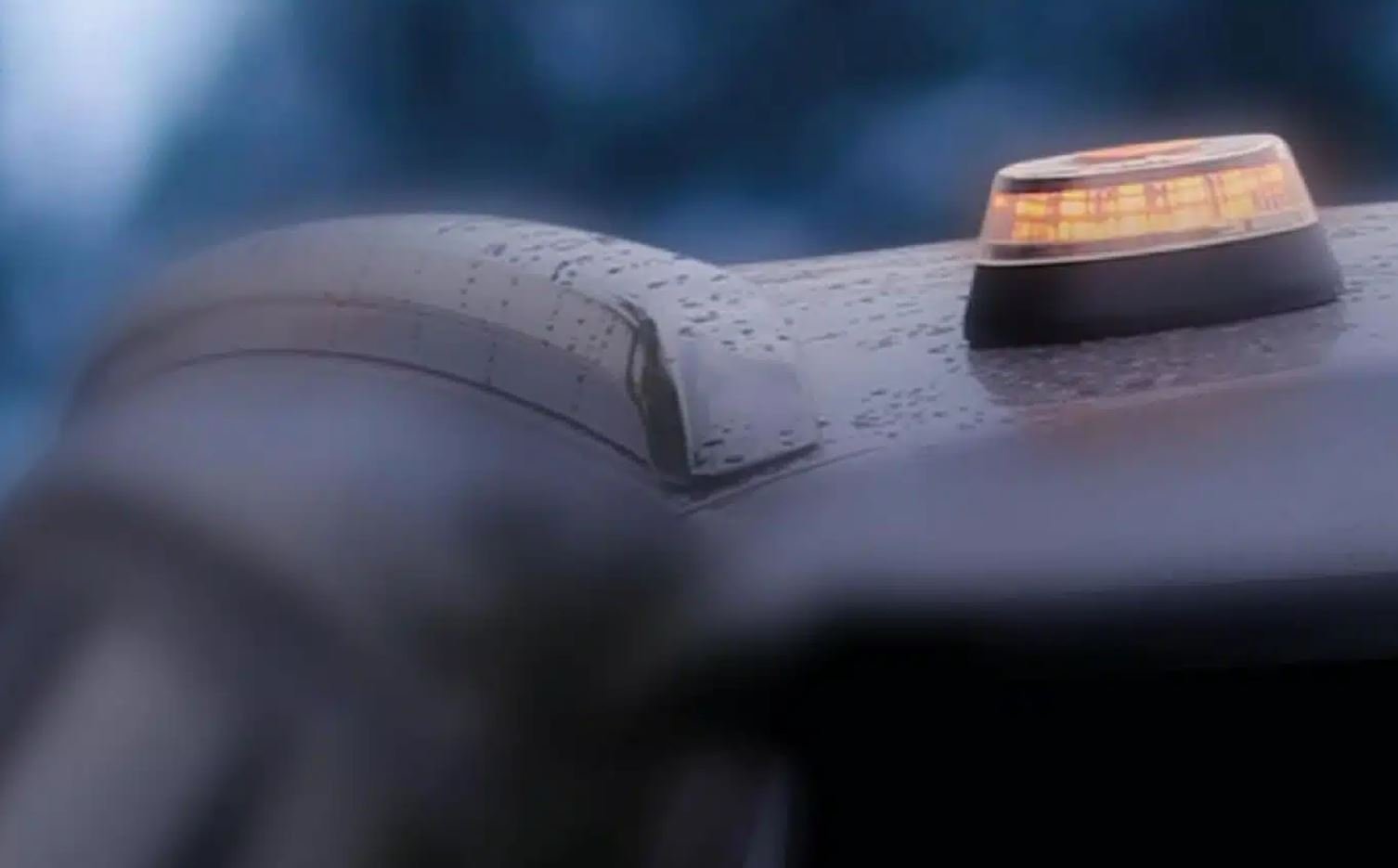 La fameuse balise lumineuse V-16 sur le toit d'une voiture. ©Amazon