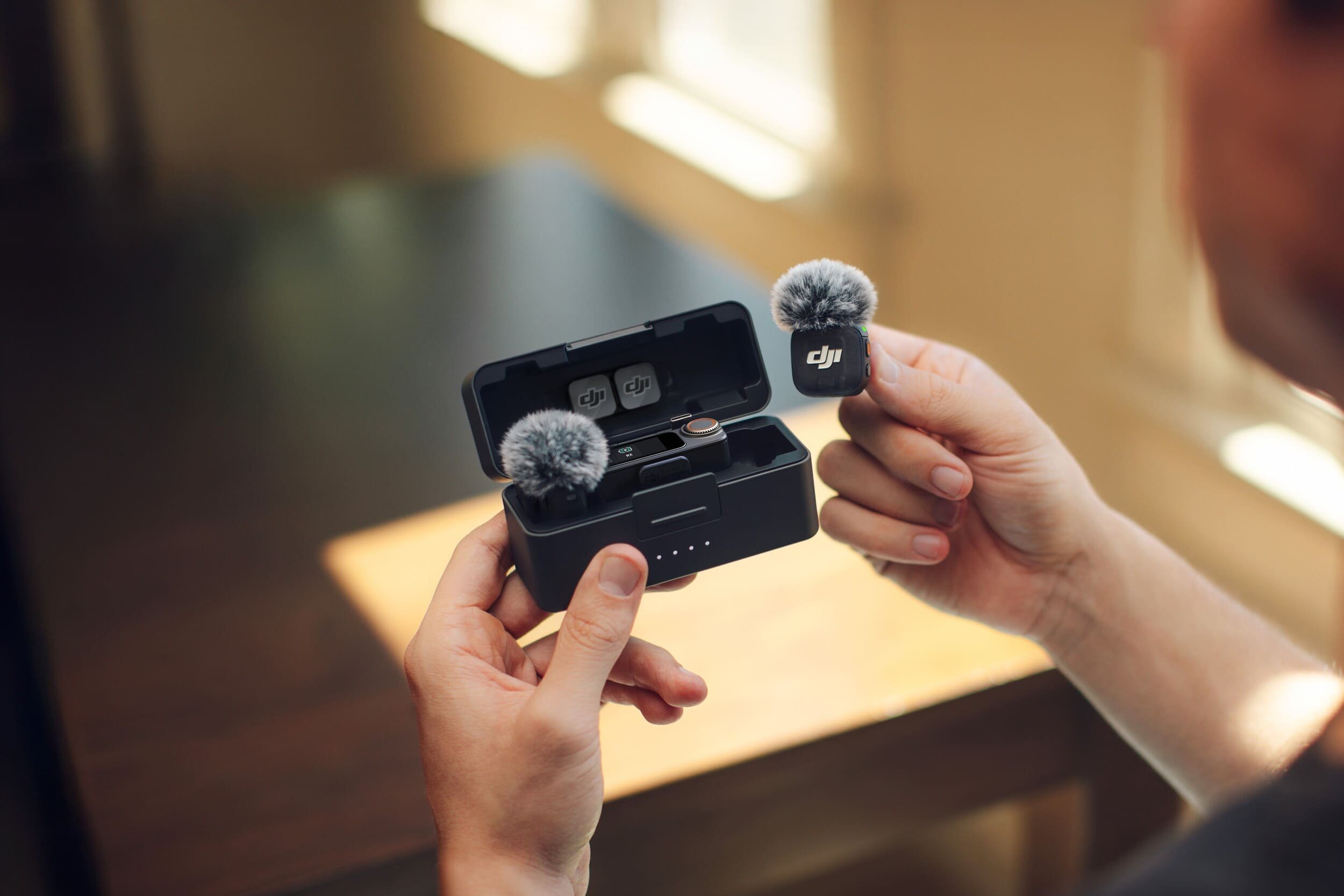 Le voici, le voilà, le DJI Mic 3, avec ici, deux micros (ou émetteurs), le récepteur, et le boîtier de recharge © DJI