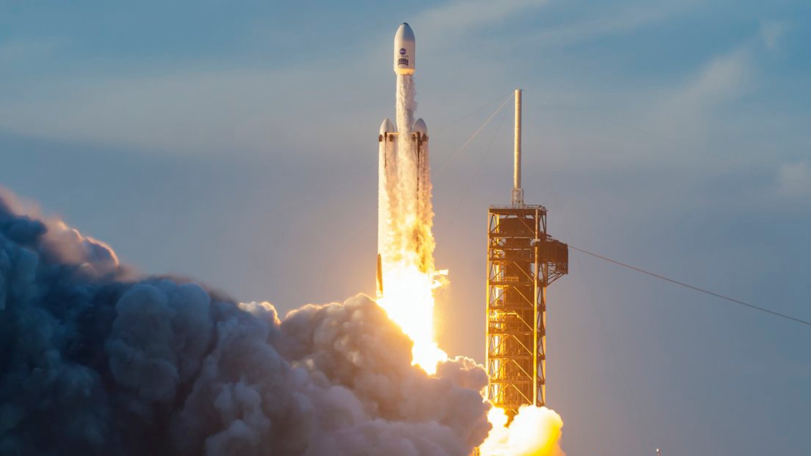 La fusée Falcon Heavy s'élance pour transporter le télescope Nancy Grace Roman dans l'espace. ©SpaceX