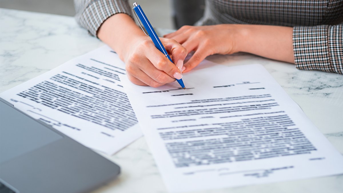 52% des Français reconnaissent ne pas lire les contrats avant de les signer ©Adobe Stock