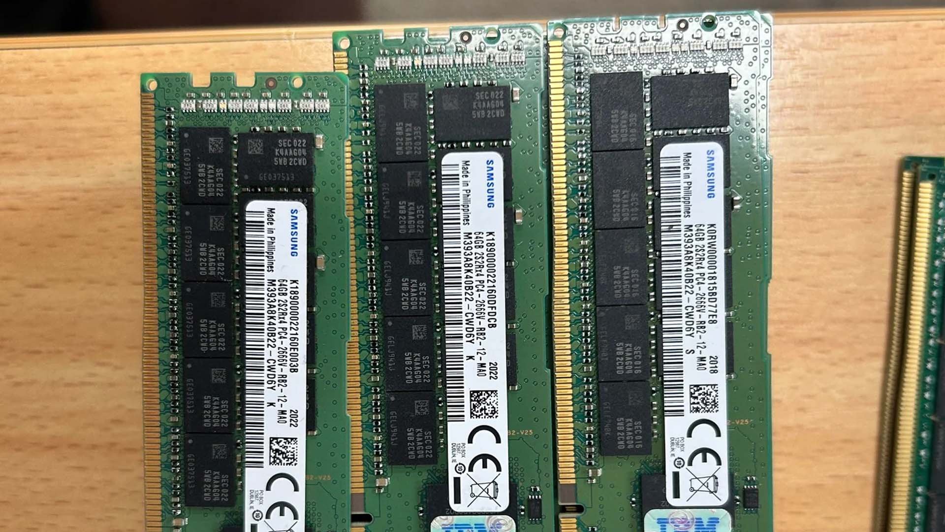 Les fameuses barrettes de DDR4 RDIMM ECC de 64 Go oubliées au fond d'un garage. ©VastOption8705 x Reddit