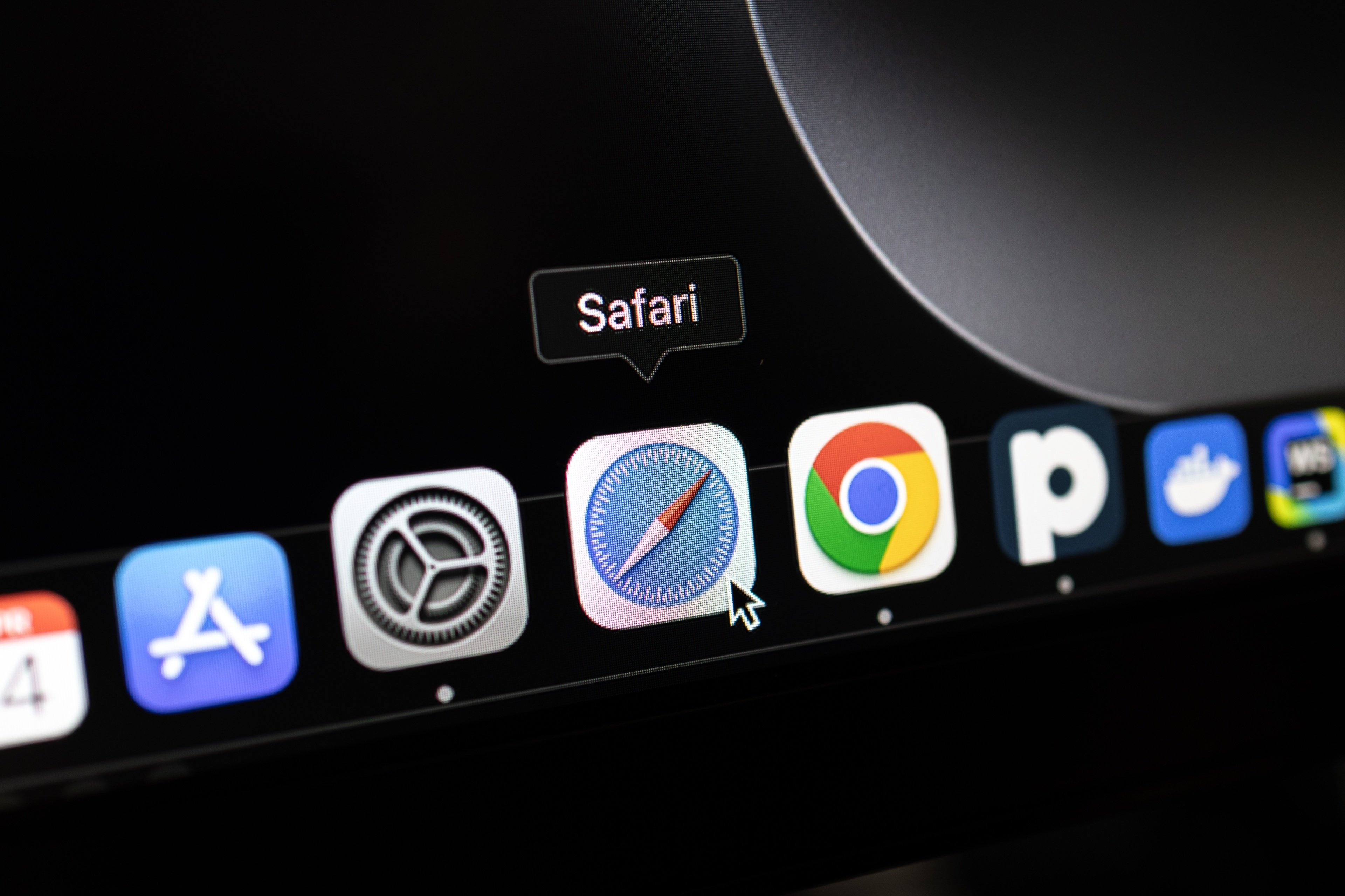 Alors qu'Apple accélère le déploiement de ses fonctionnalités d'intelligence artificielle, un avertissement sévère émanant d'un analyste de Morgan Stanley jette une ombre sur sa stratégie. © Shutterstock