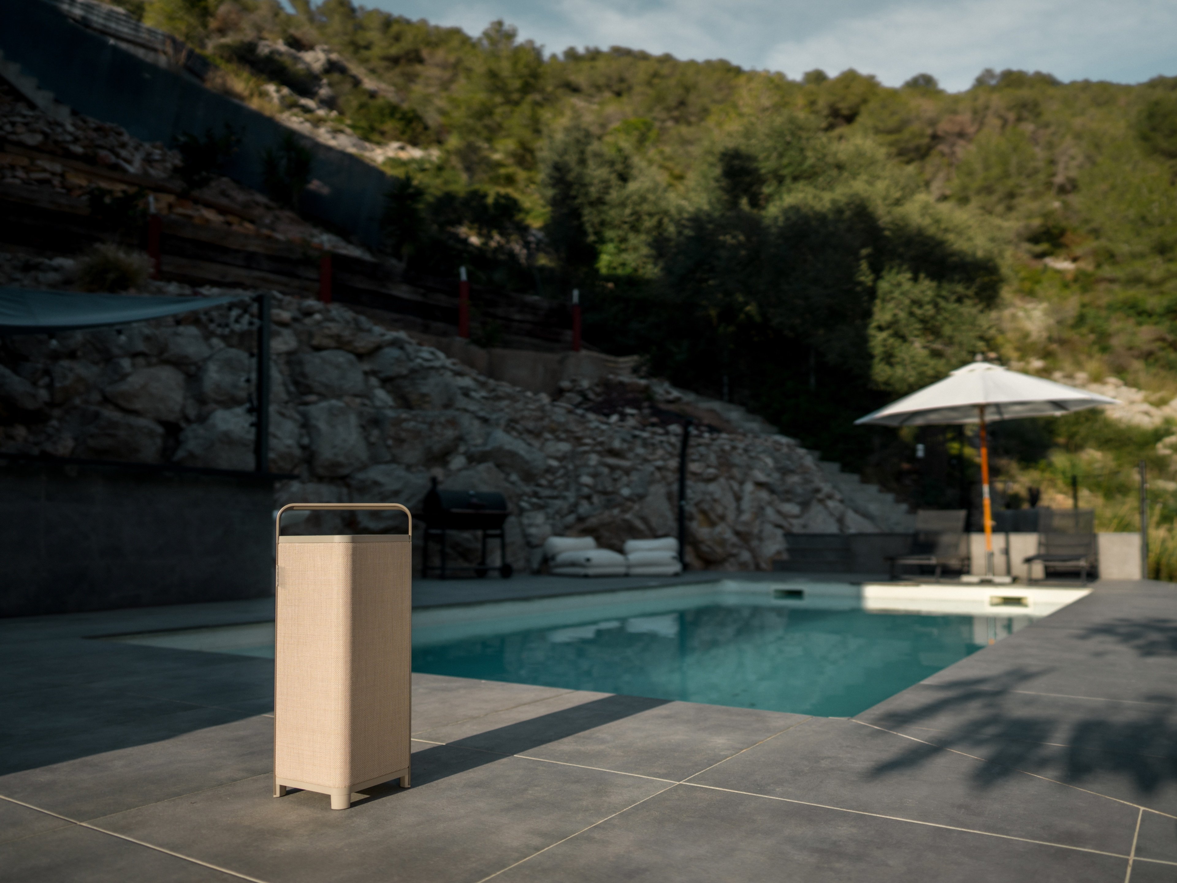 Sonoriser sa piscine, ou sa terrasse, avec des enceintes un peu plus musclées que de simples enceintes Bluetooth portable, c'est le pari de Sonoro. © Sonoro