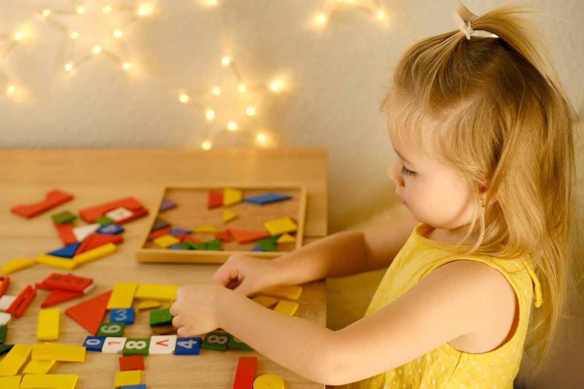 Il est fréquent d'observer des problèmes de motricité chez de très jeunes enfants avec un trouble du spectre de l'autisme (TSA), y compris dès l'âge de deux ou trois ans. © Kittyfly / Shutterstock