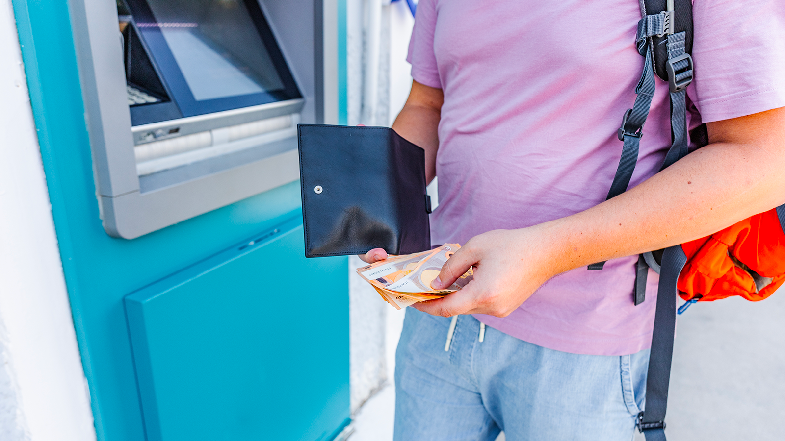 Payer par carte ou retirer de l'argent à l'étranger devient possible sans craindre de frais bancaires supplémentaires. ©Shutterstock