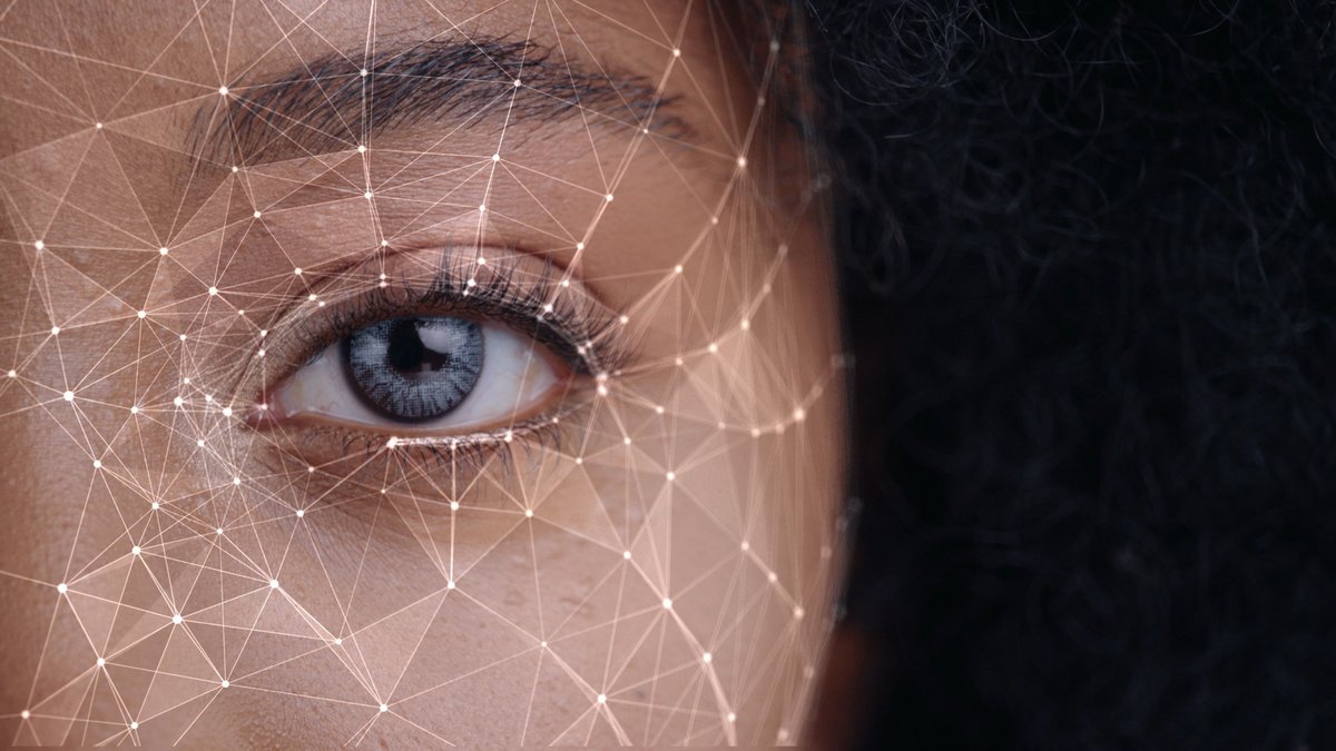 Reconnaissance faciale à l’aéroport : vous avez le droit de refuser, mais personne ne vous le dit. © Fractal Pictures / Shutterstock