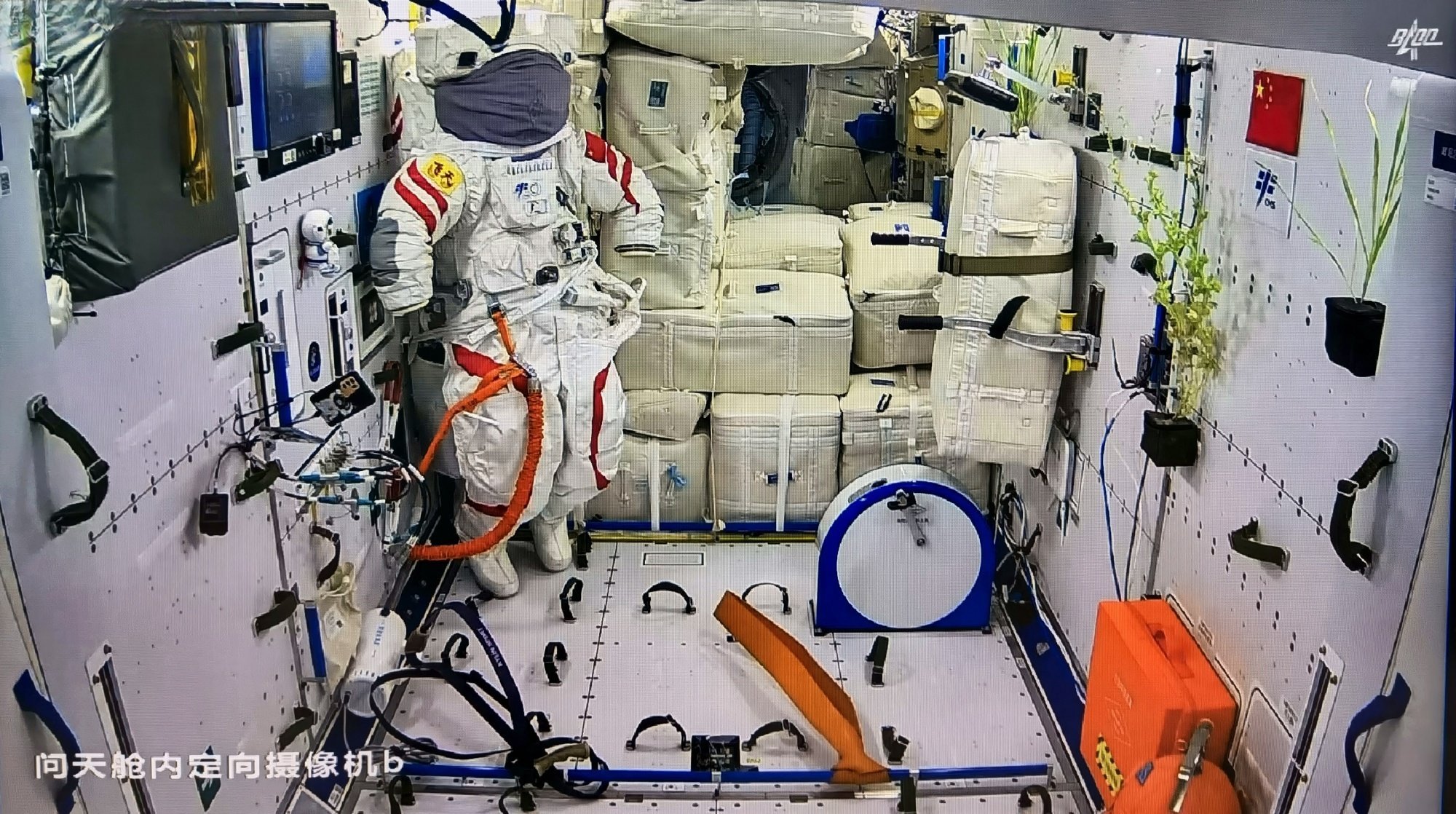 L'intérieur d'un des modules laboratoires cette semaine. Pour l'instant beaucoup de stockage ! © CMSA