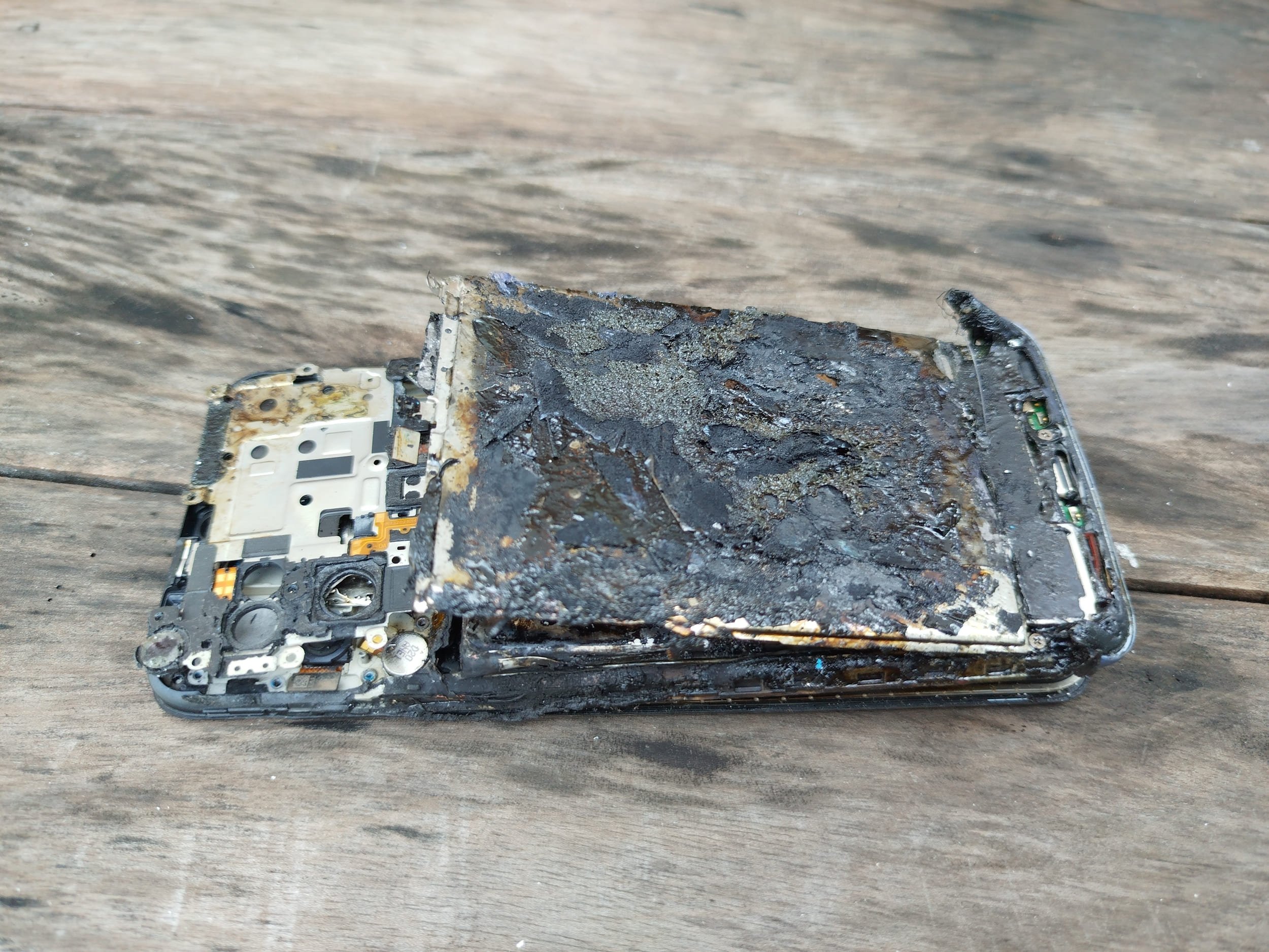 Une batterie de smartphone peut prendre feu et causer de lourds dégâts © Woldi / Shutterstock