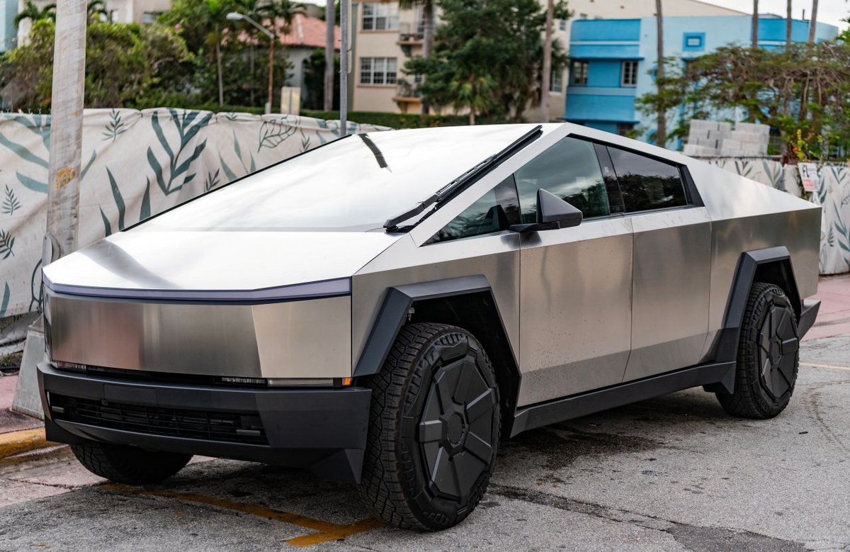 Il ne reste plus beaucoup de gamme de Cybertruck, après l'arrêt de la version Long Range RWD bas de gamme par Tesla - ©Just dance / Shutterstock