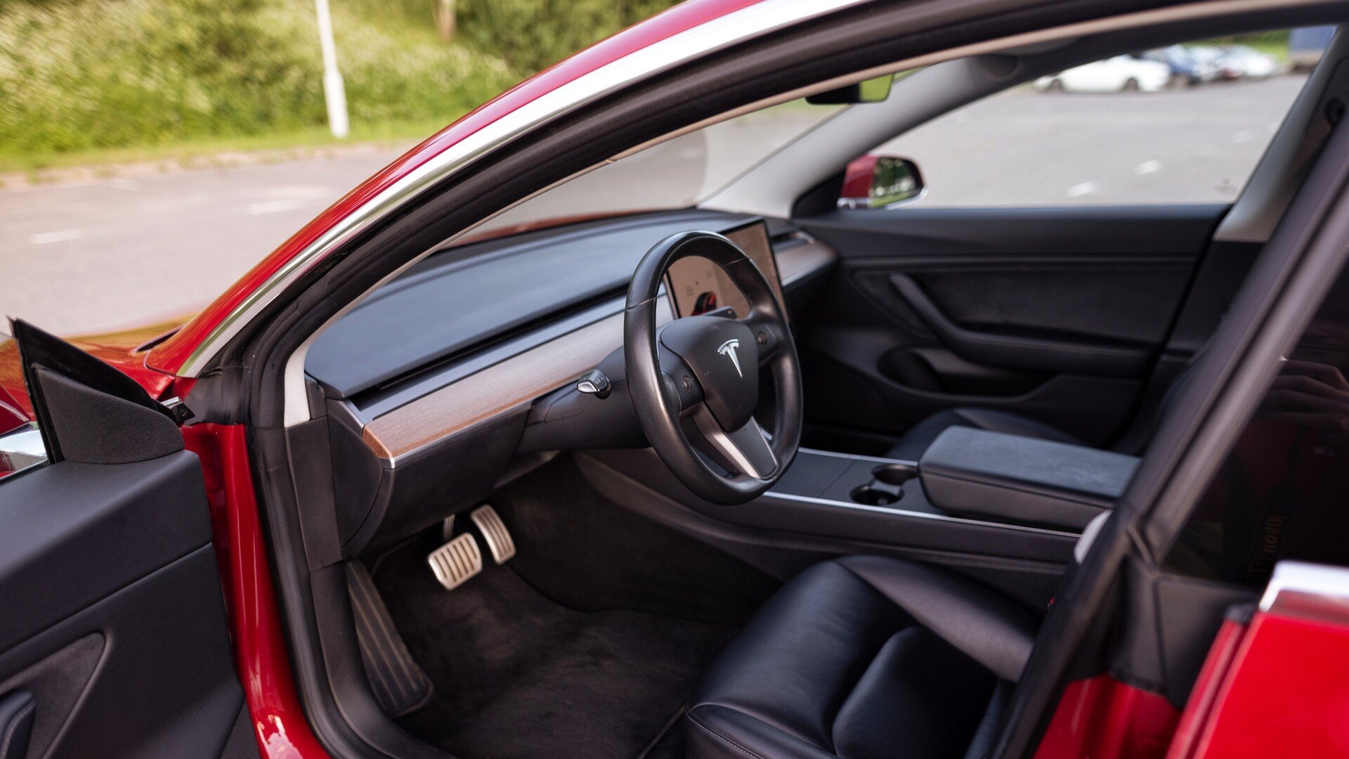 Les airbags de sa Tesla Model 3 sont restés silencieux pendant un accident, d'après un conducteur. Le tribunal judiciaire de Bethune a tranché l'affaire. © Vitali Adutskevich / Shutterstock