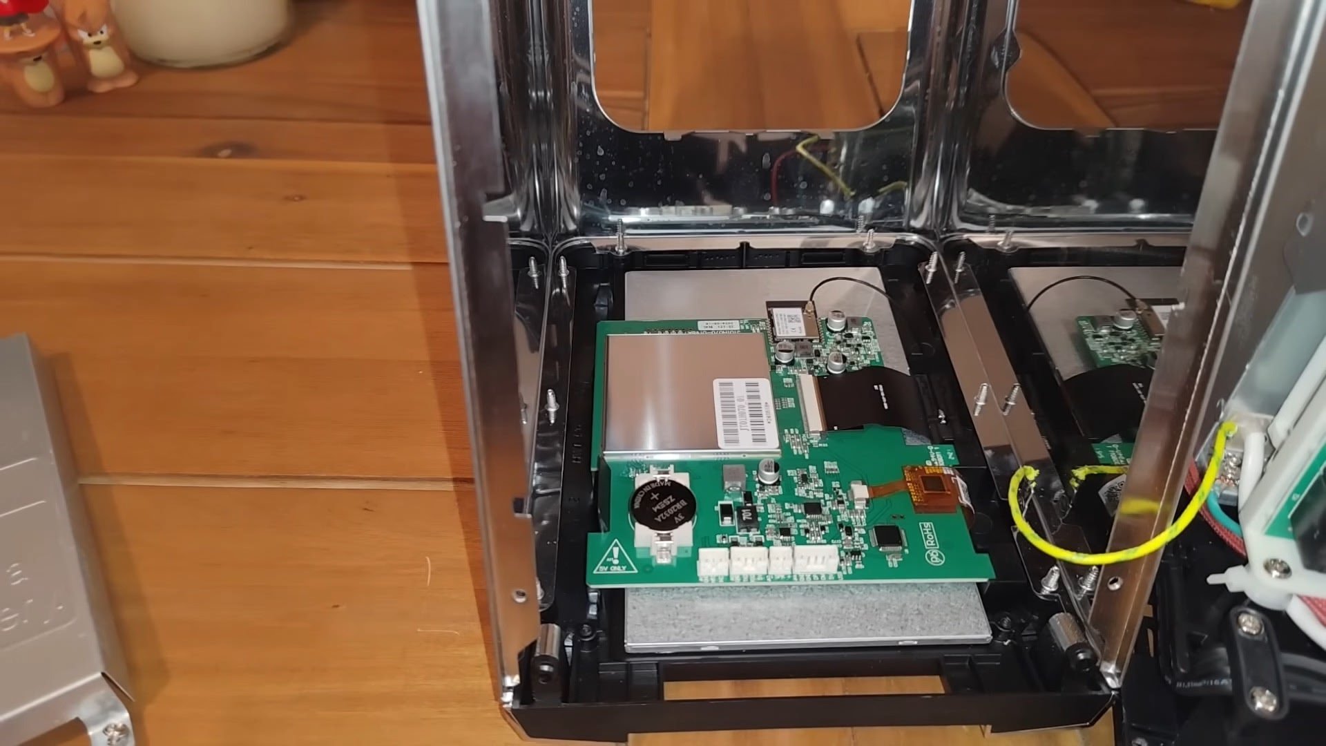 Une fois les entrailles retirées, on peut facilement y loger un Raspberry Pie © Throaty Mumbo/YouTube