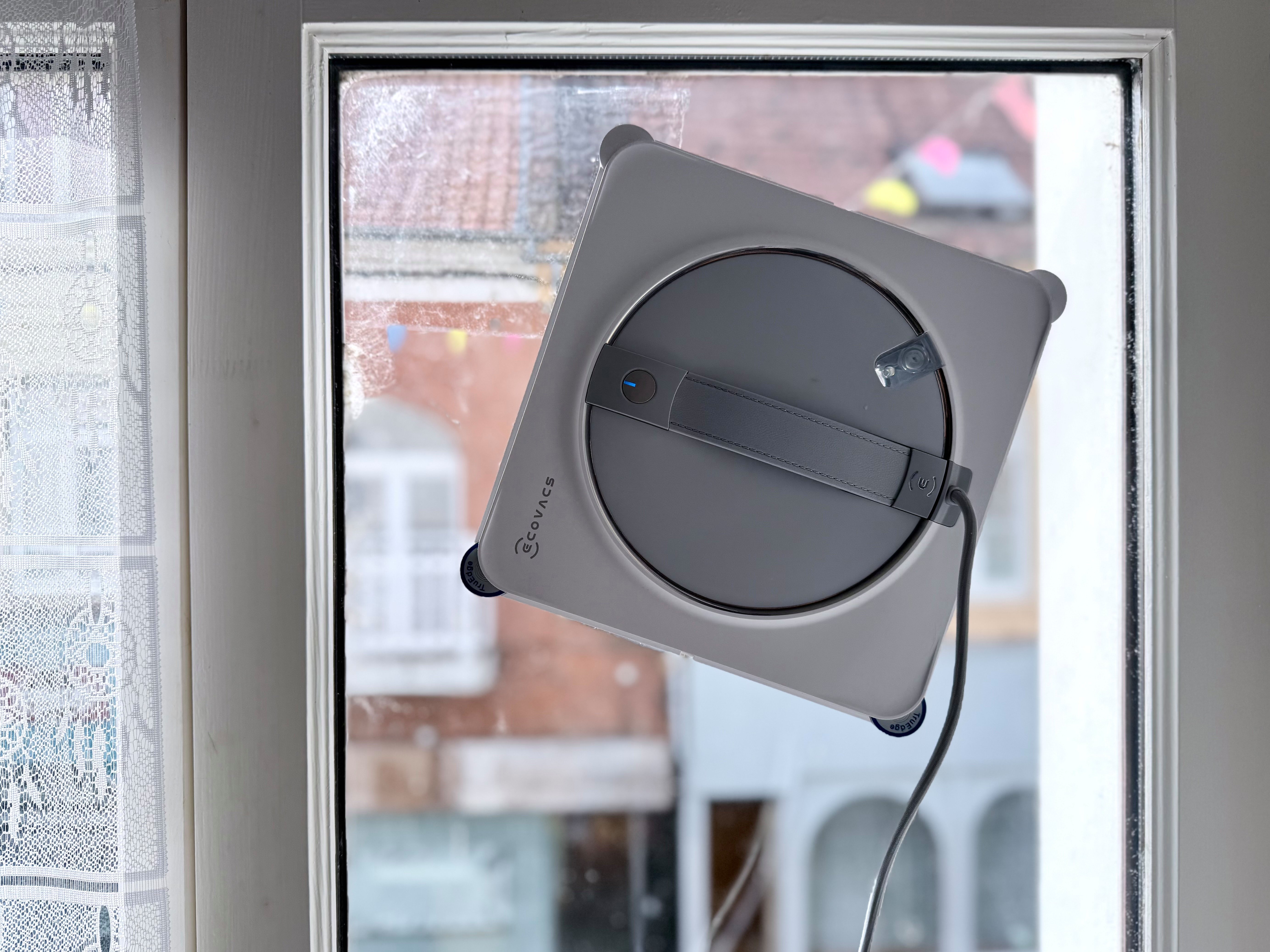 L'Ecovacs Winbot W2S OMNI ©Mathieu Grumiaux pour Clubic.com