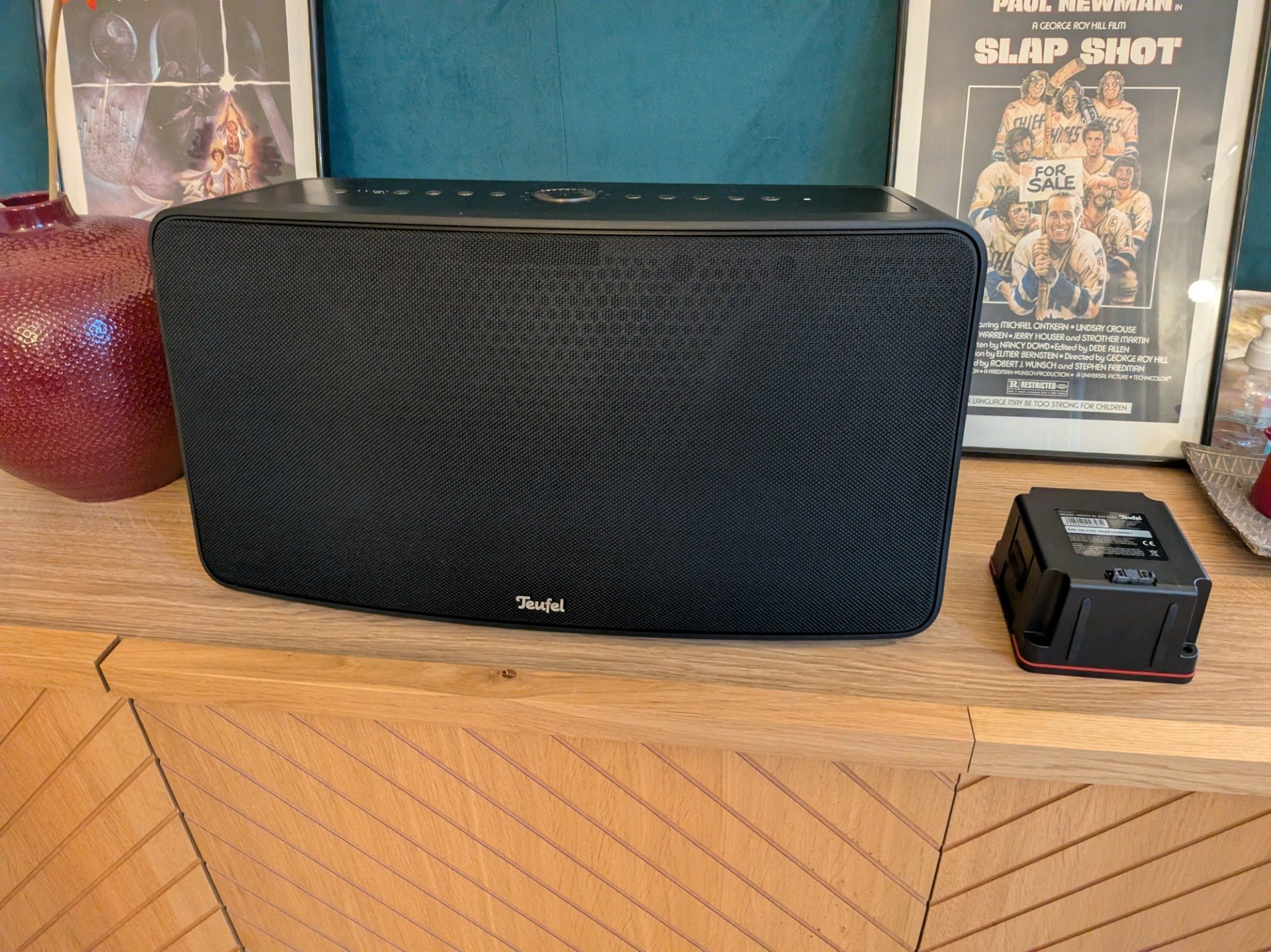 L'imposante enceinte Motiv XL et sa batterie amovible de 5 000 mAh. ©Nicolas Guyot pour Clubic