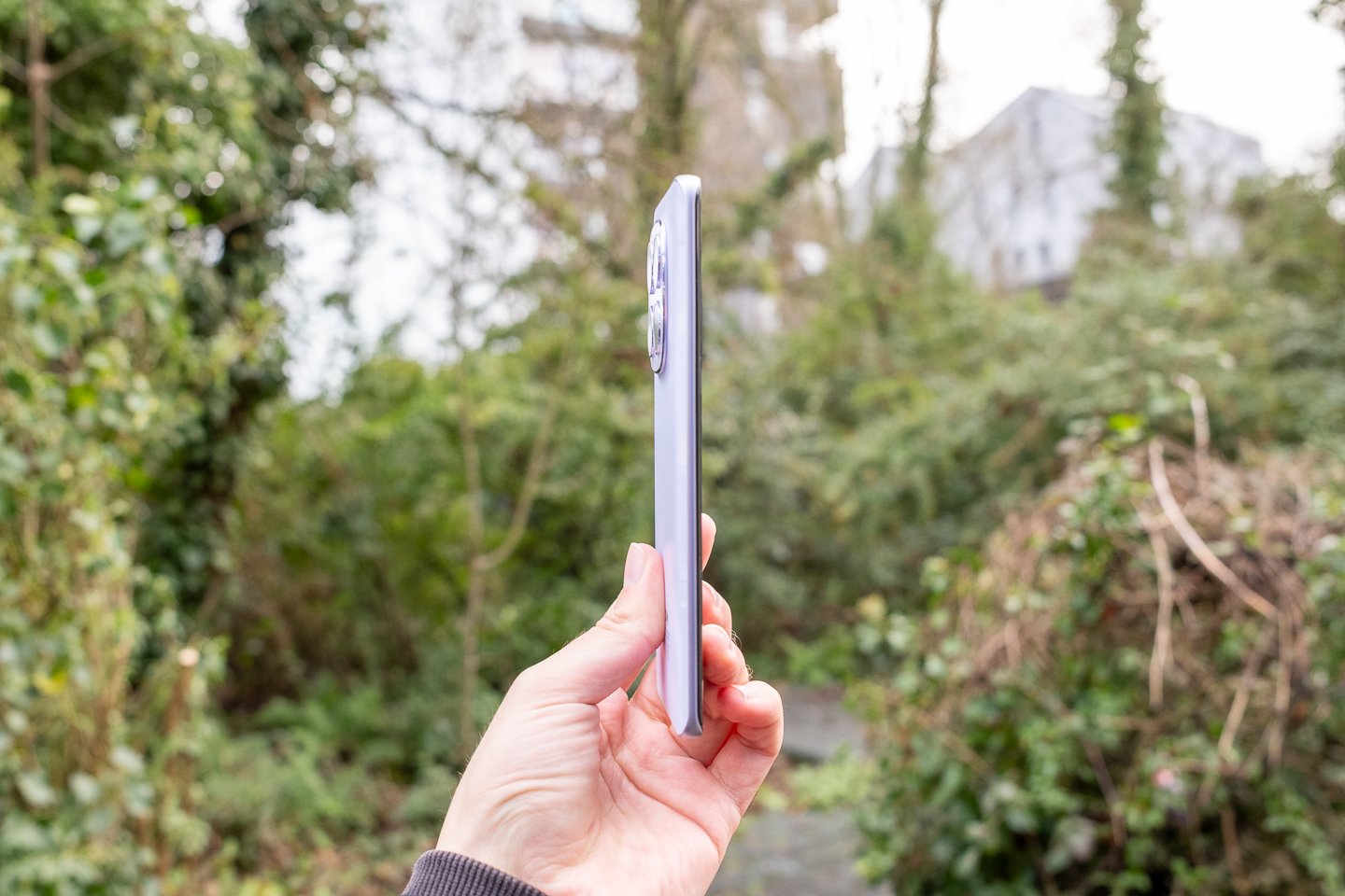 Le REDMI Note 15 5G a un profil incurvé. © Pierre Crochart pour Clubic.com