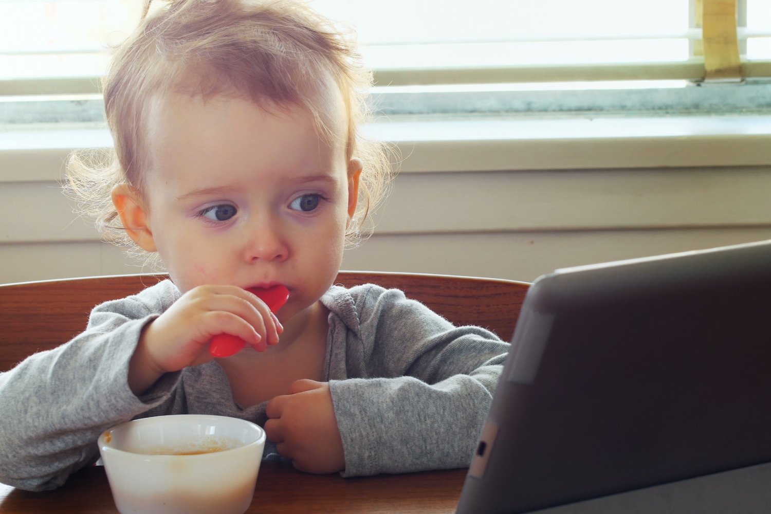 Désormais, il est formellement interdit d’exposer les enfants de moins de trois ans à des écrans. ©vectorfusionart / Shutterstock