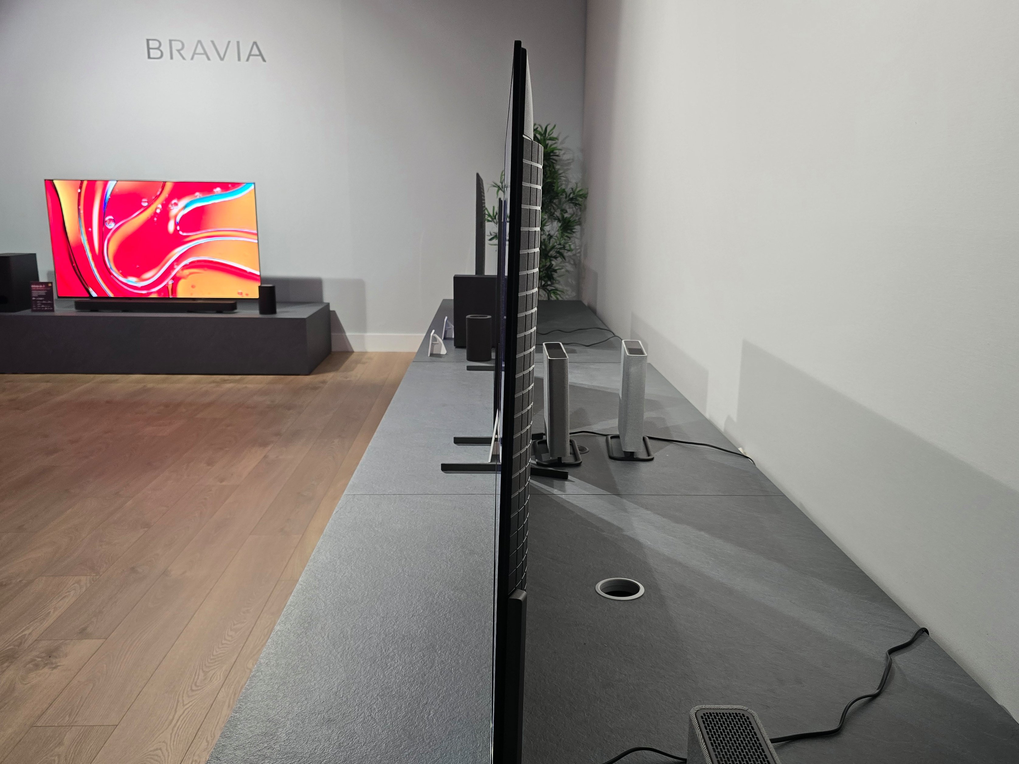 34 mm d'épaisseur seulement pour le Sony Bravia 8 II. © Matthieu Legouge