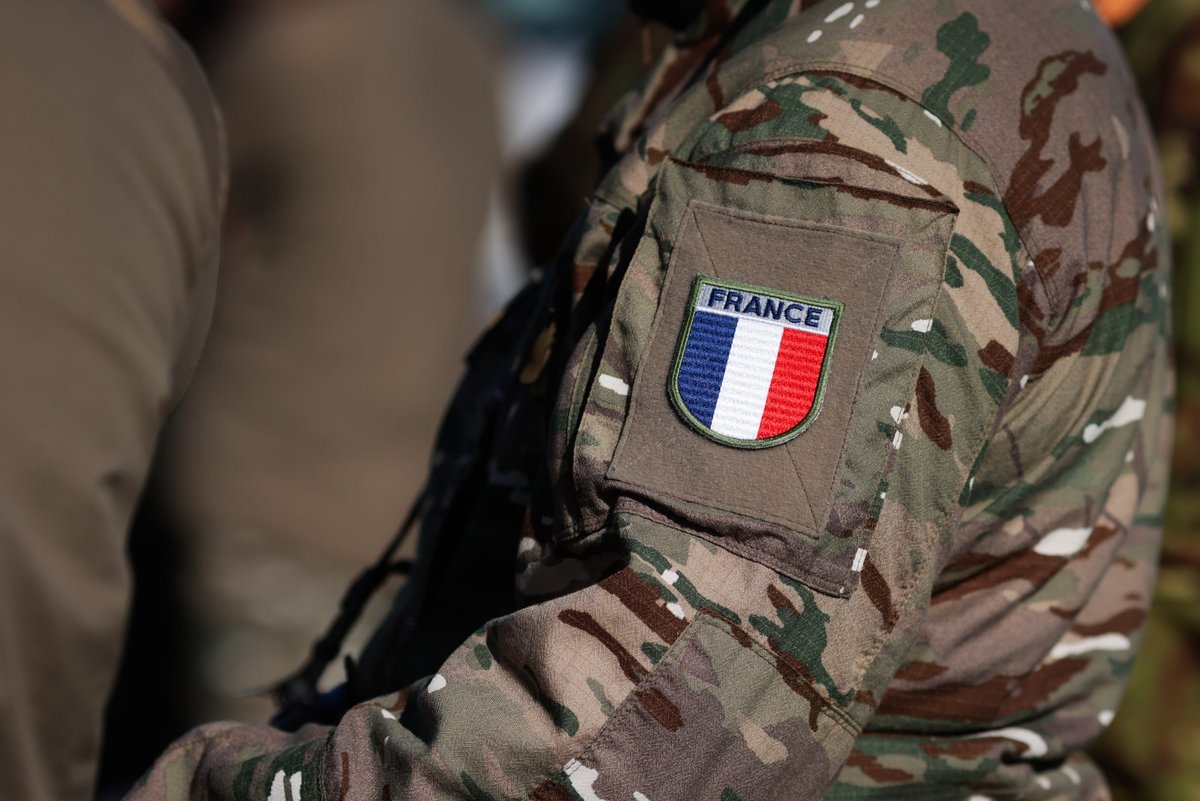 La France structure sa recherche en IA militaire avec la naissance officielle du laboratoire LARIAD. © Mircea Moira / Shutterstock