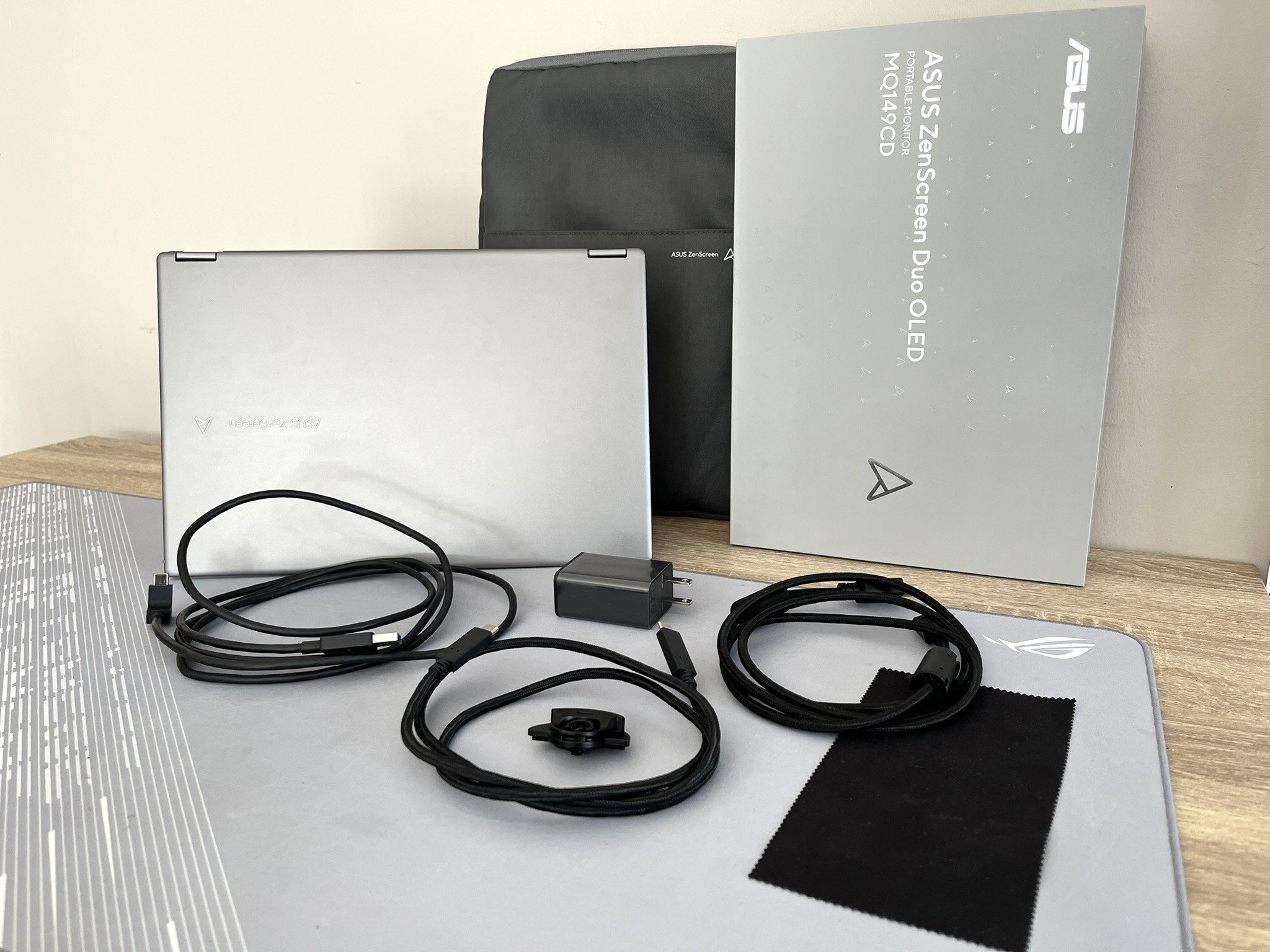 L'Asus ZenScreen Duo OLED MQ149CD et ses accessoires. © Vincent Touveneau